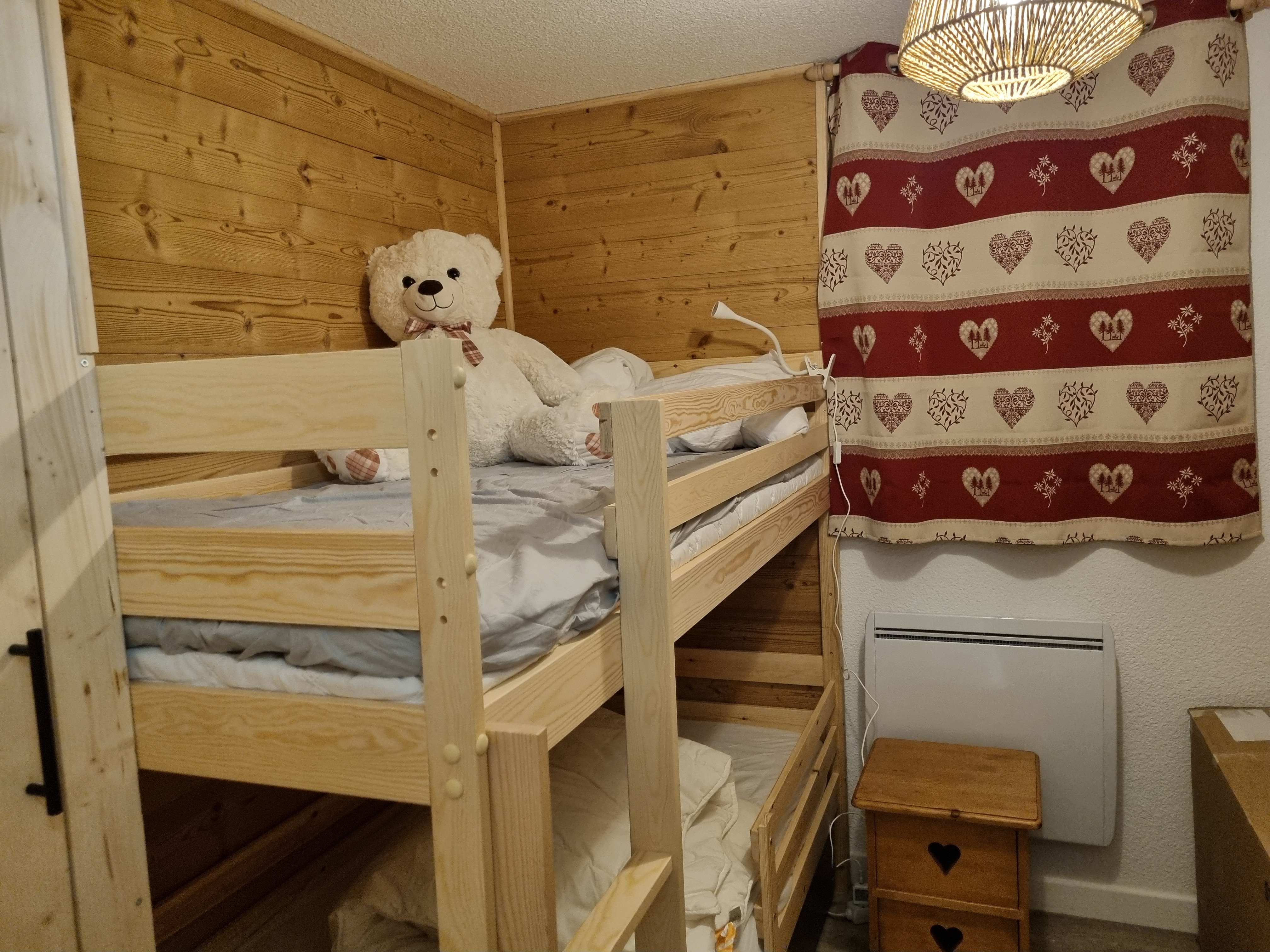 La chambre d'enfants avec 2 lits superposés et 2 grands placards 