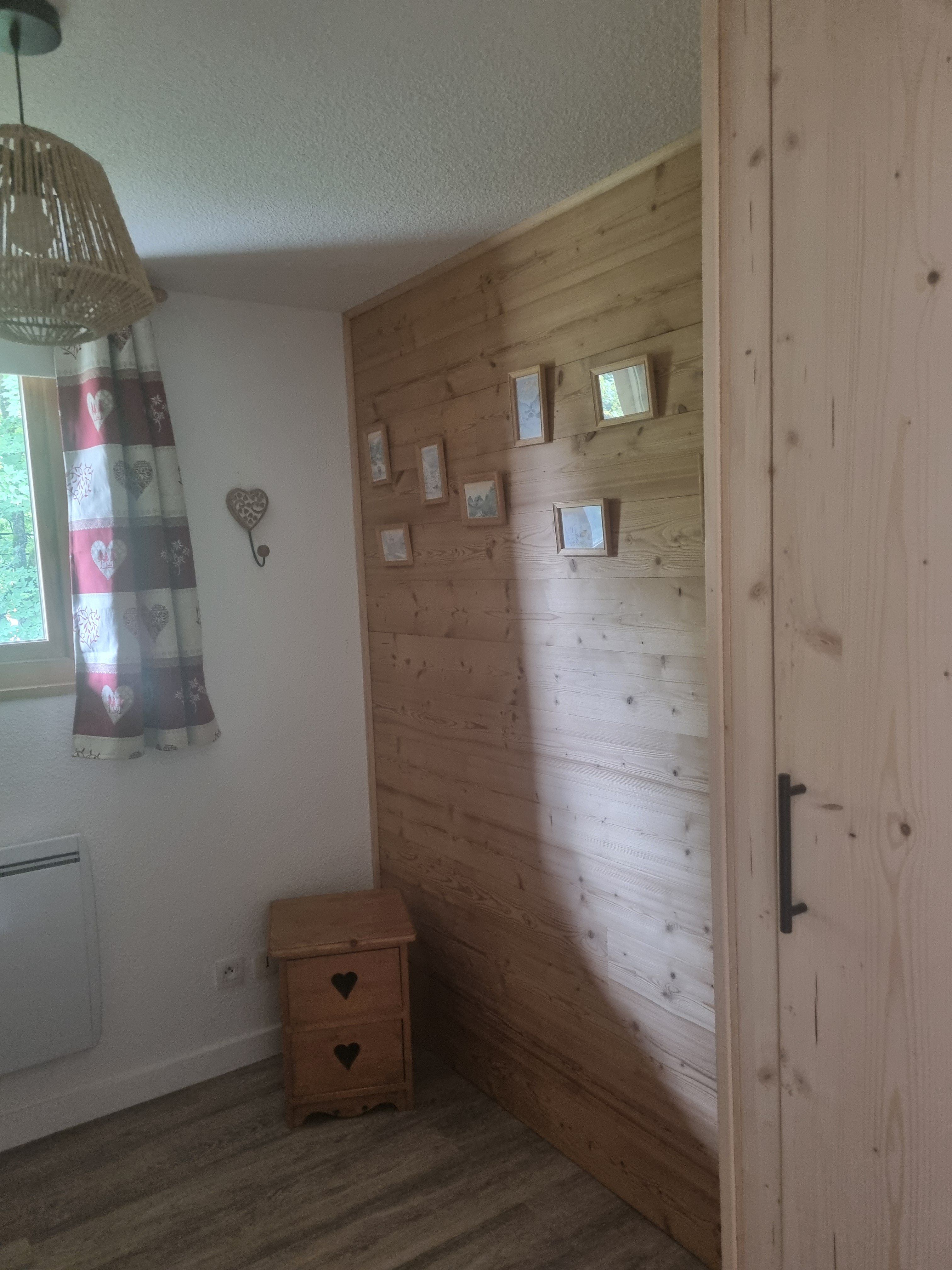 Le coin jeu ou bébé dans la chambre d'enfants