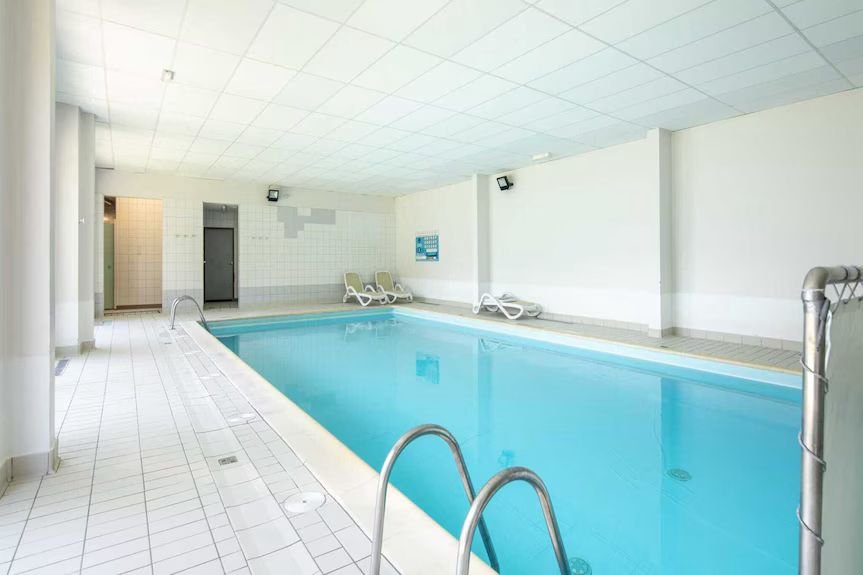 La piscine couverte et chauffée de la copropriété 