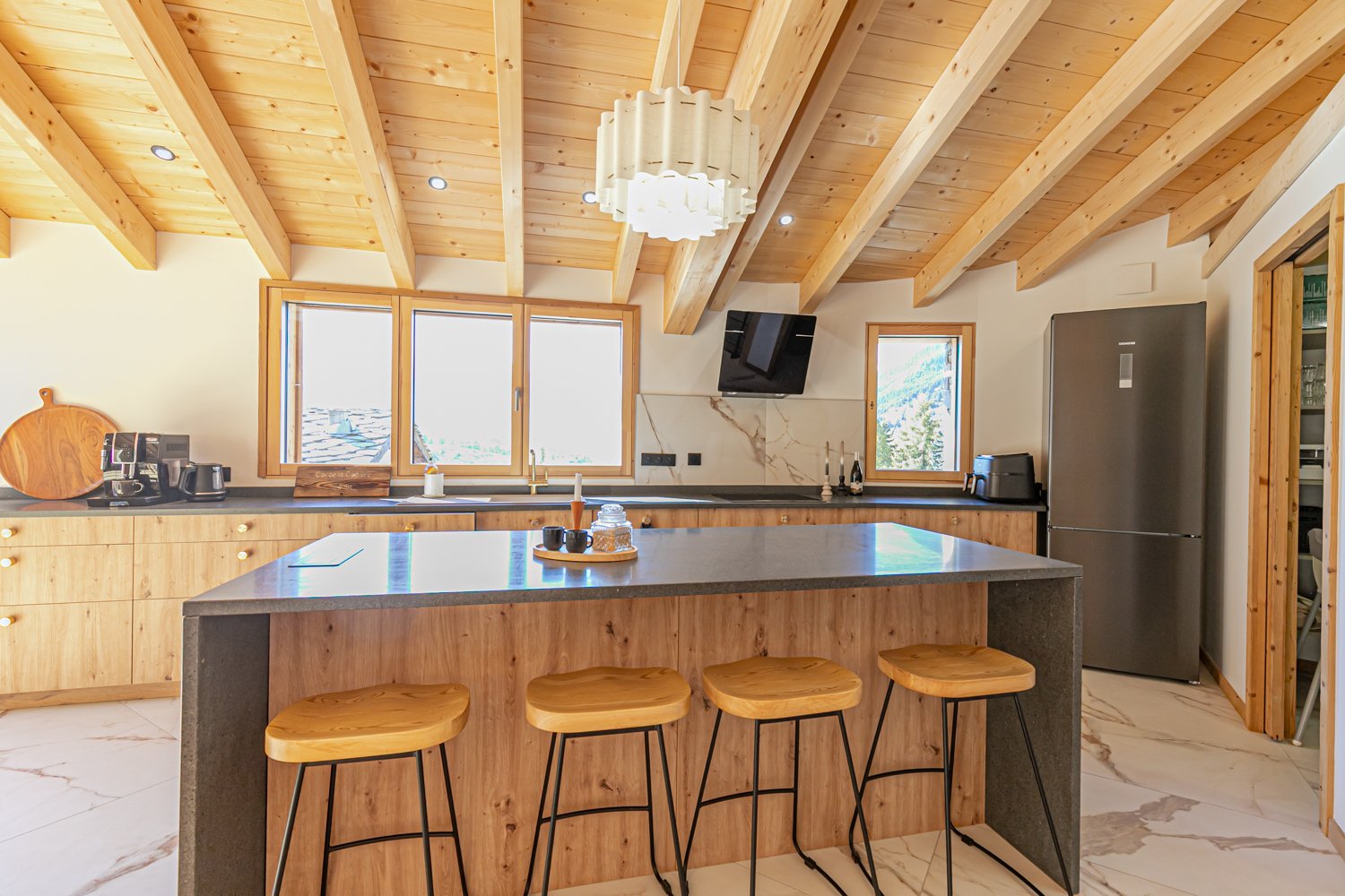 Cuisine  équipée avec îlot convivial et cellier attenant 