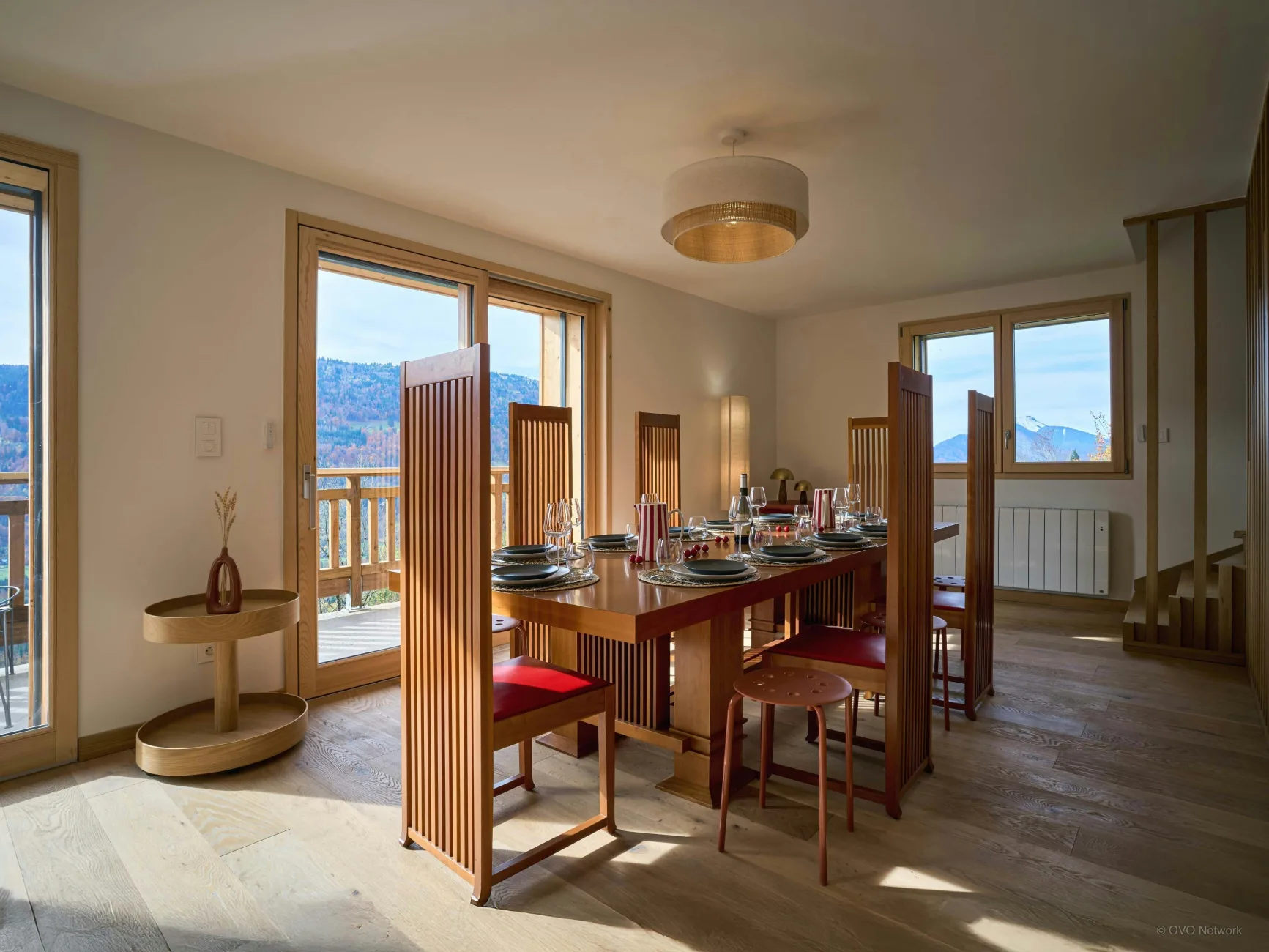 Table à manger (d'autres chaises ont été ajoutées pour compléter la capacité)