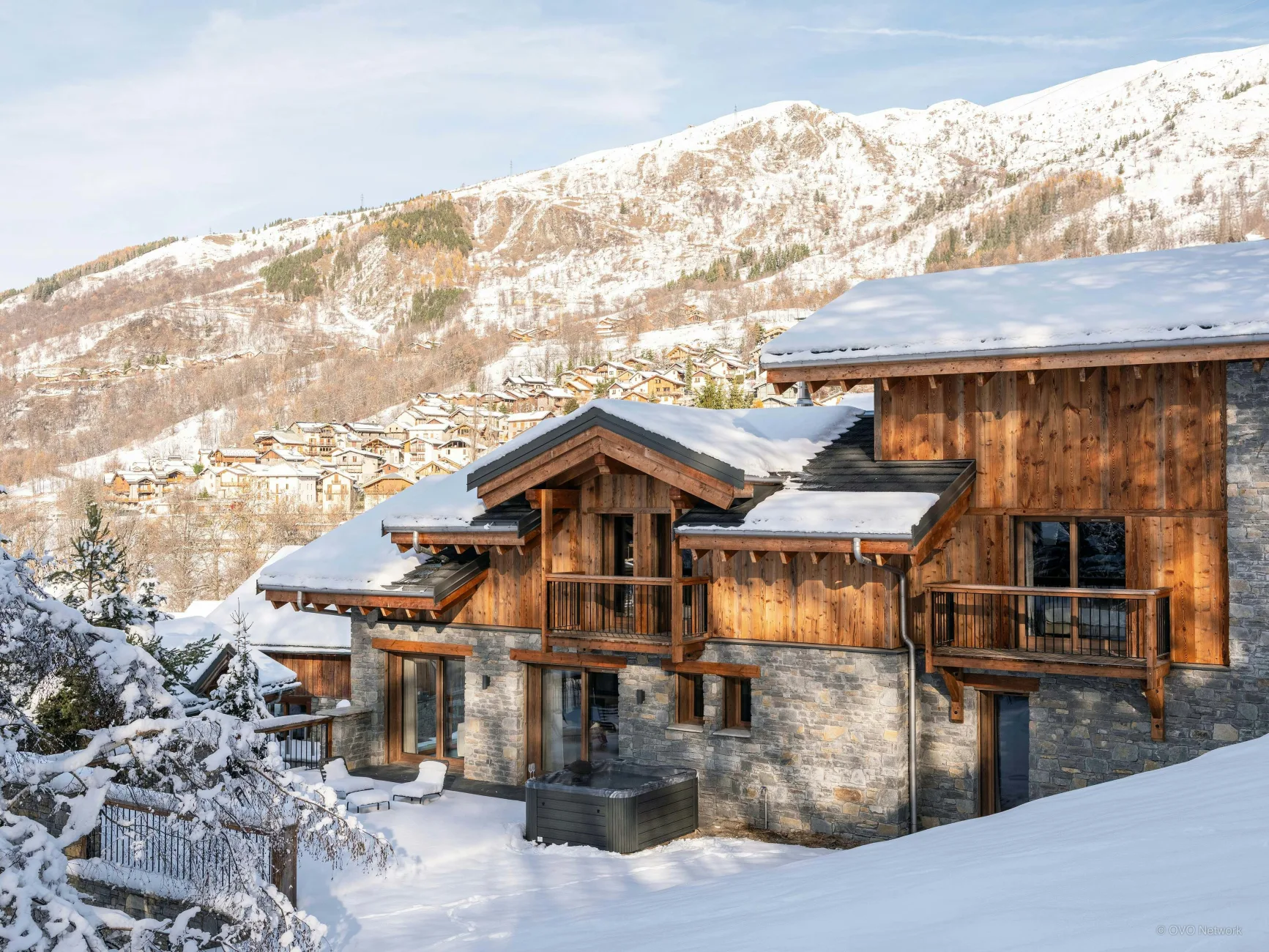 Extérieur hiver avec jacuzzi