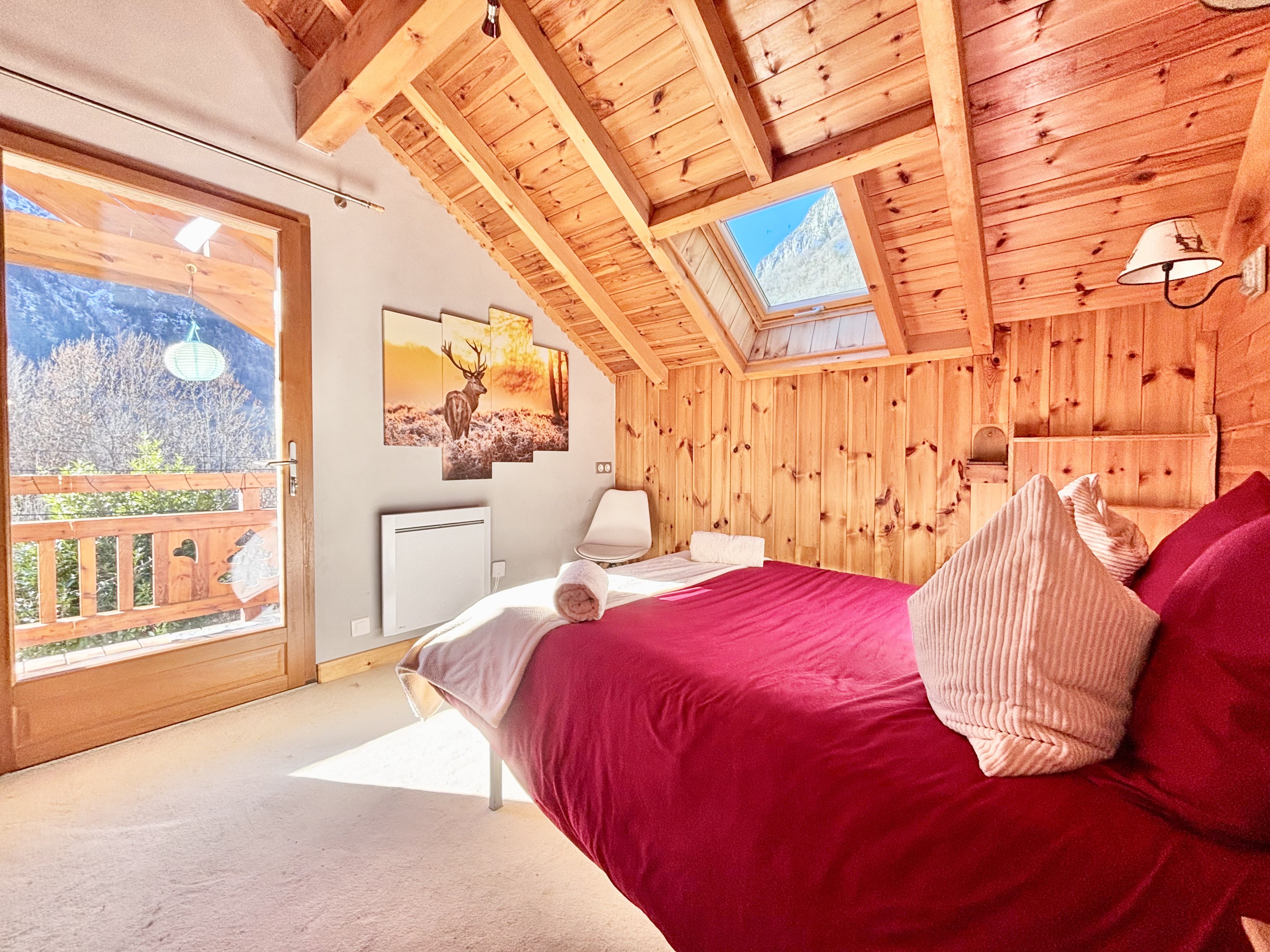 Chambre lit double en 140 avec balcon plein sud
À l’étage 