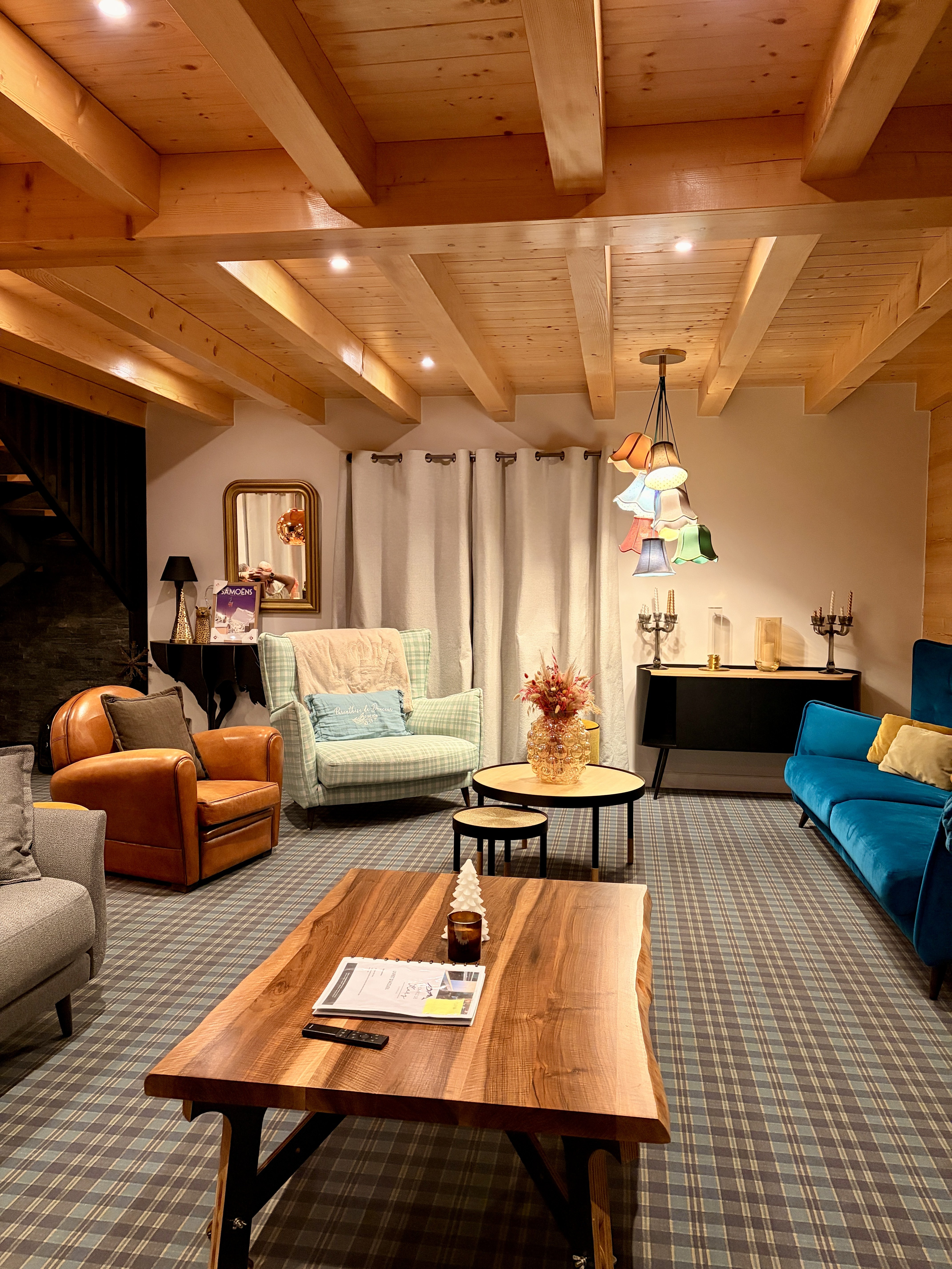 Salon tout équipé avec 3 canapés, fauteuils et tv connectée