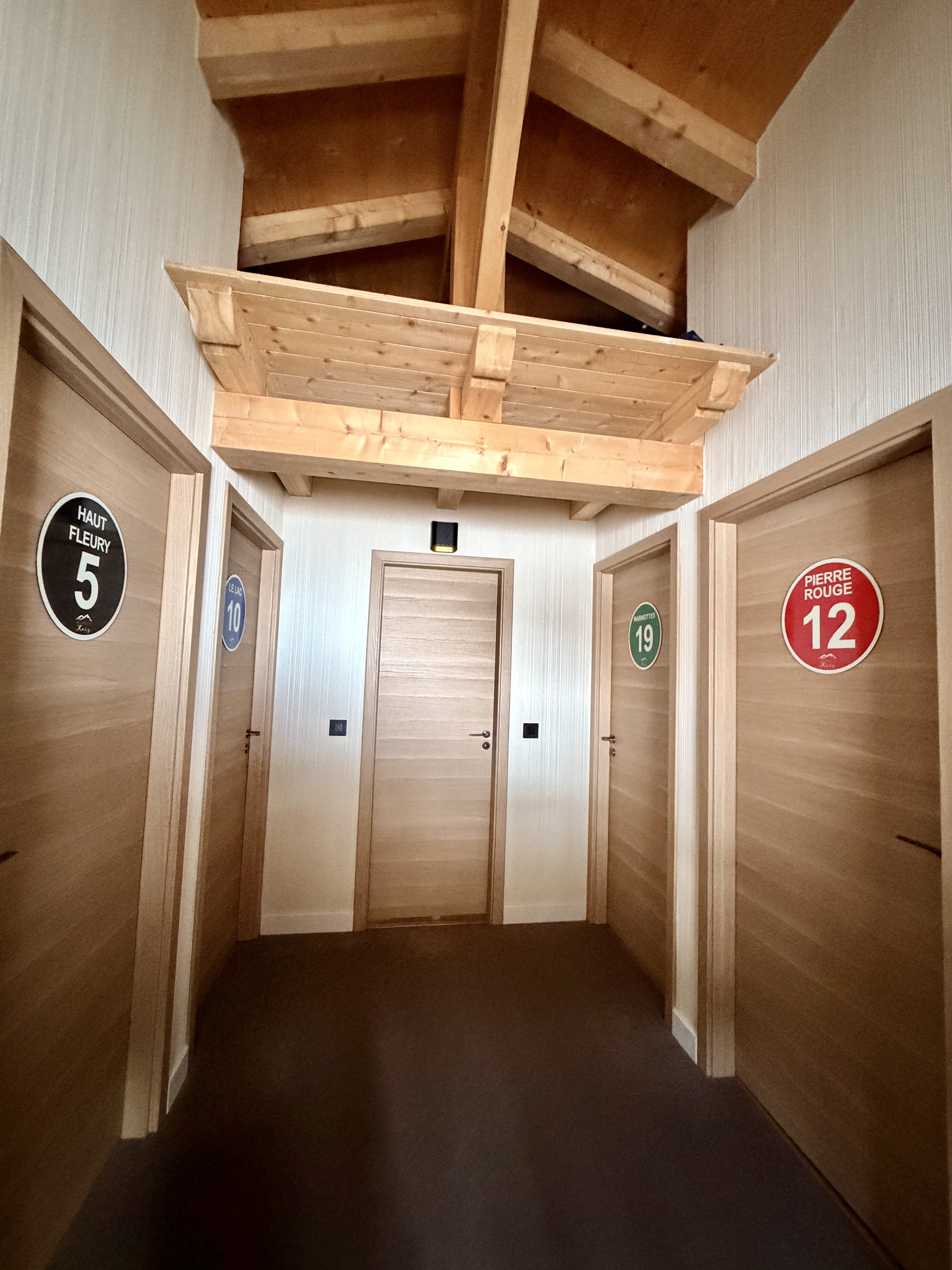 Etage avec accès aux 4 chambres et à la salle de bain