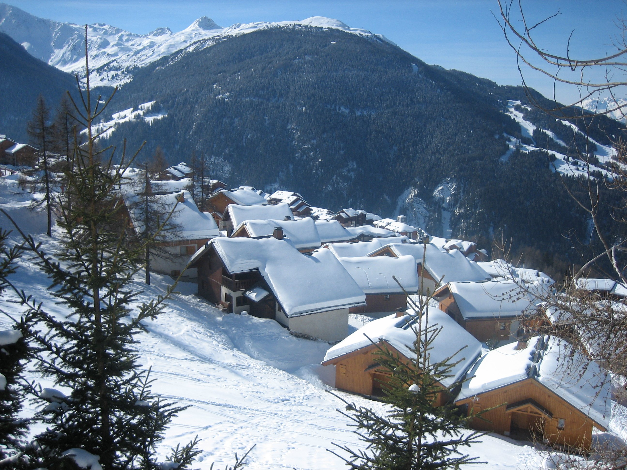 Les chalets de Bellecote vus de la piste La Forêt
