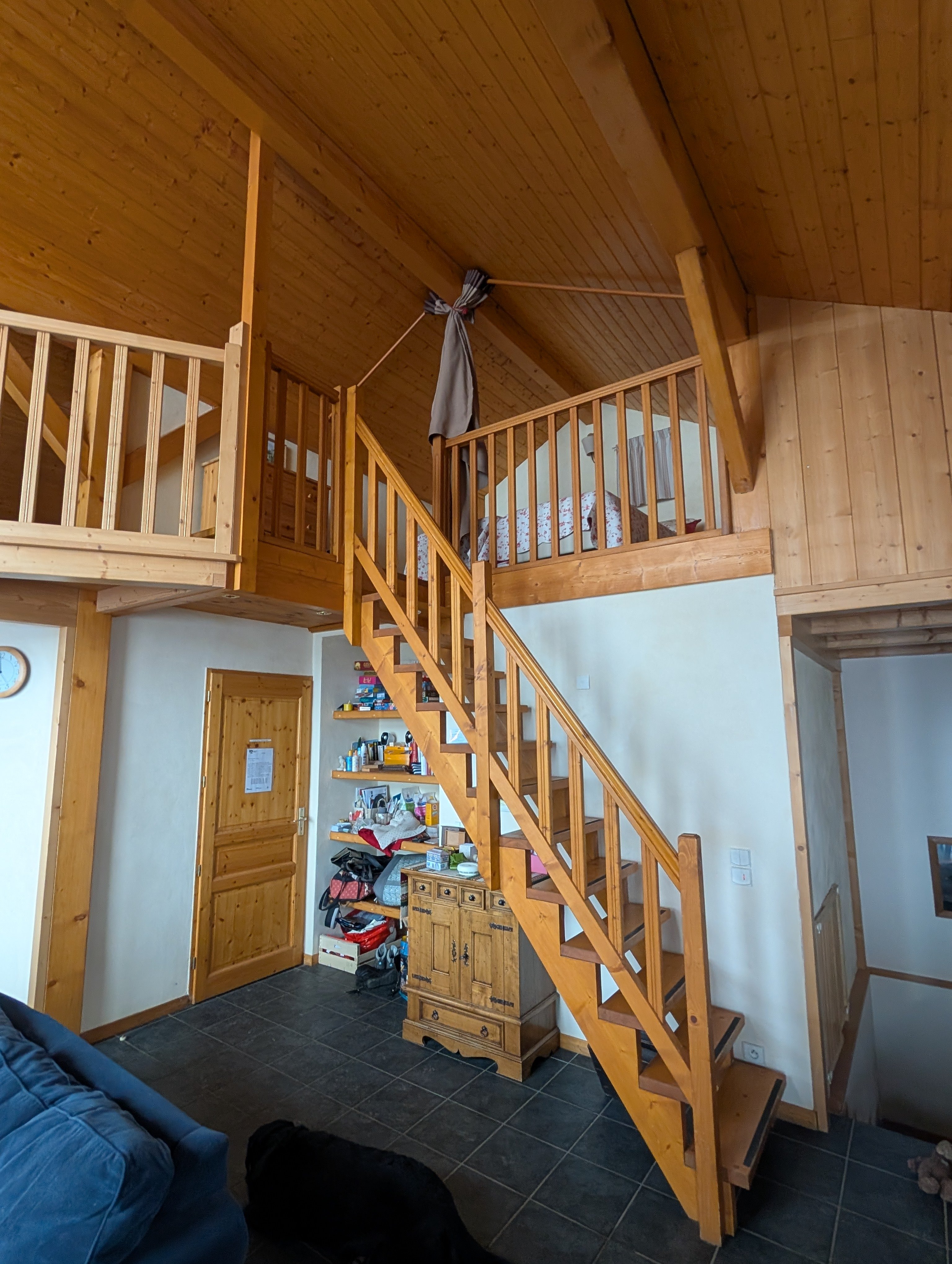 L'escalier qui monte à la mezzanine