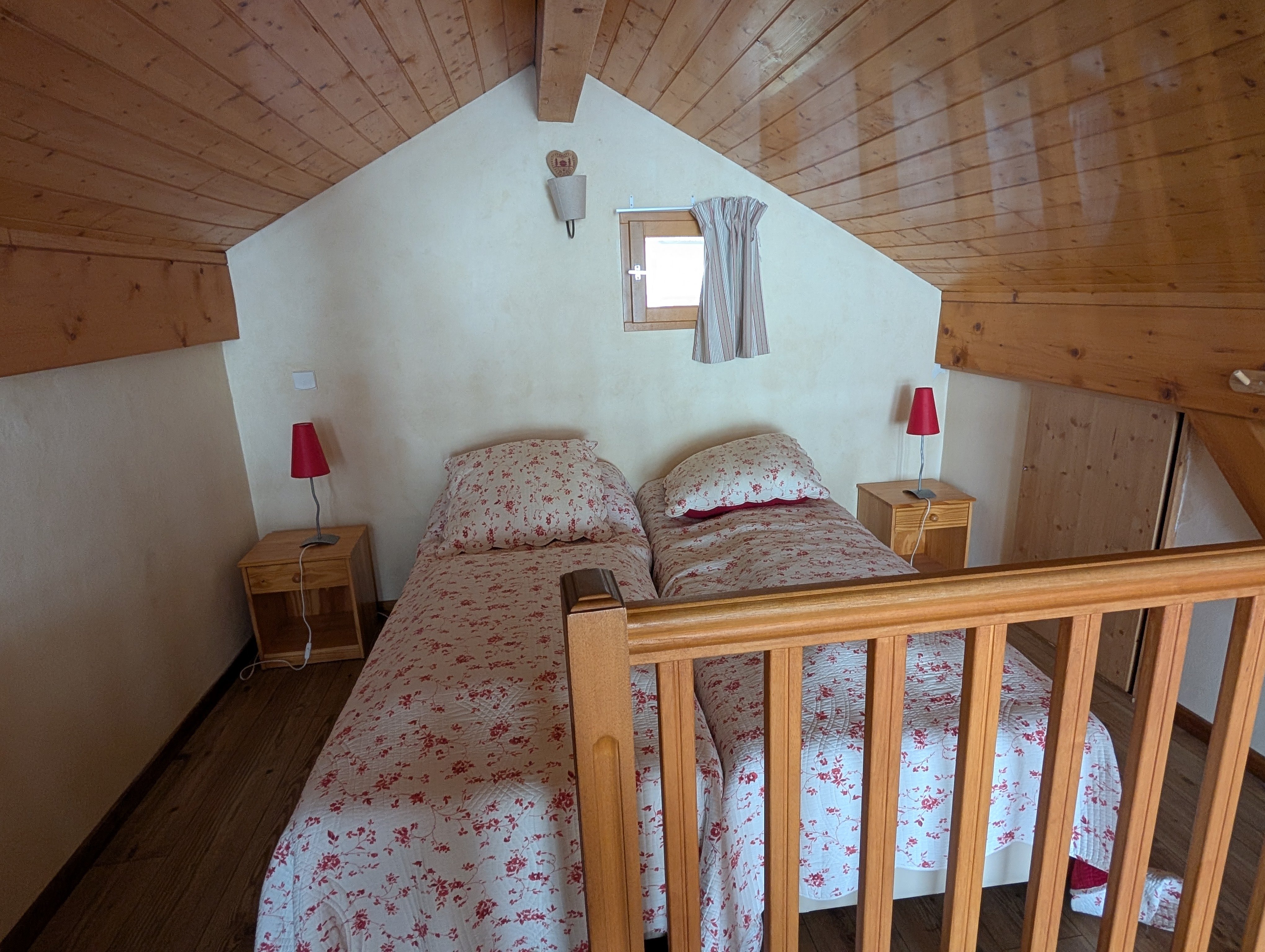 Chambre sur la mezzanine. Les deux lits peuvent se transformer en lit double. Un rideau occultant ferme la chambre.