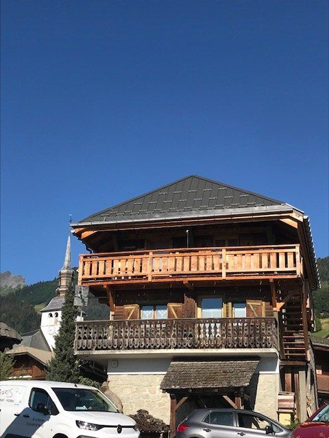 Vue du chalet 
L'appartement se situe au premier étage avec un grand balcon