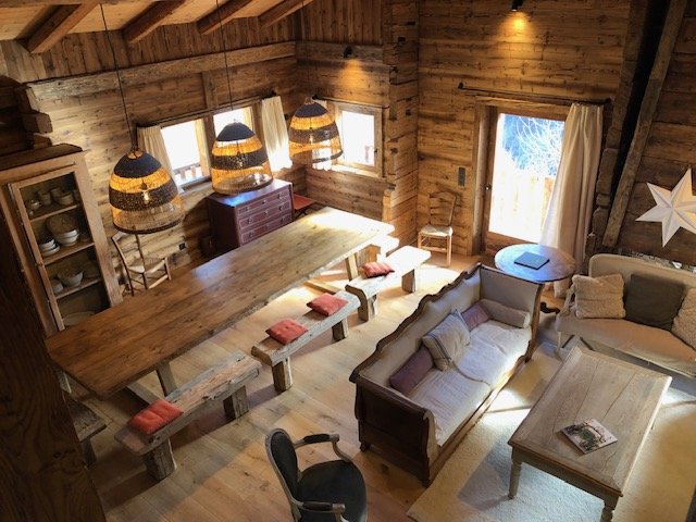 VUE DU SÉJOUR ET ESPACE REPAS DANS LA GRANGE RENOVEE