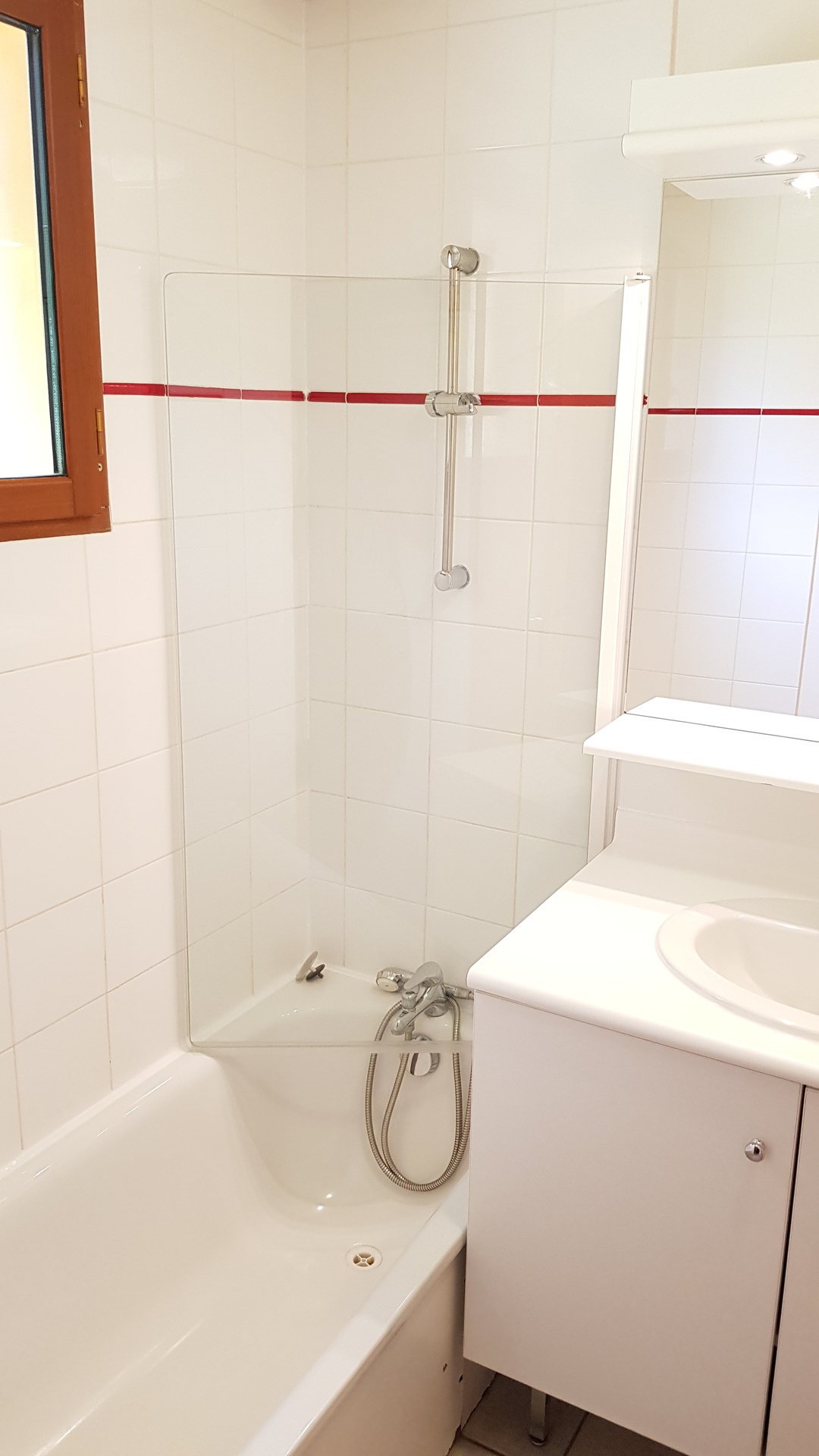 Salle de bain avec baignoire et douche