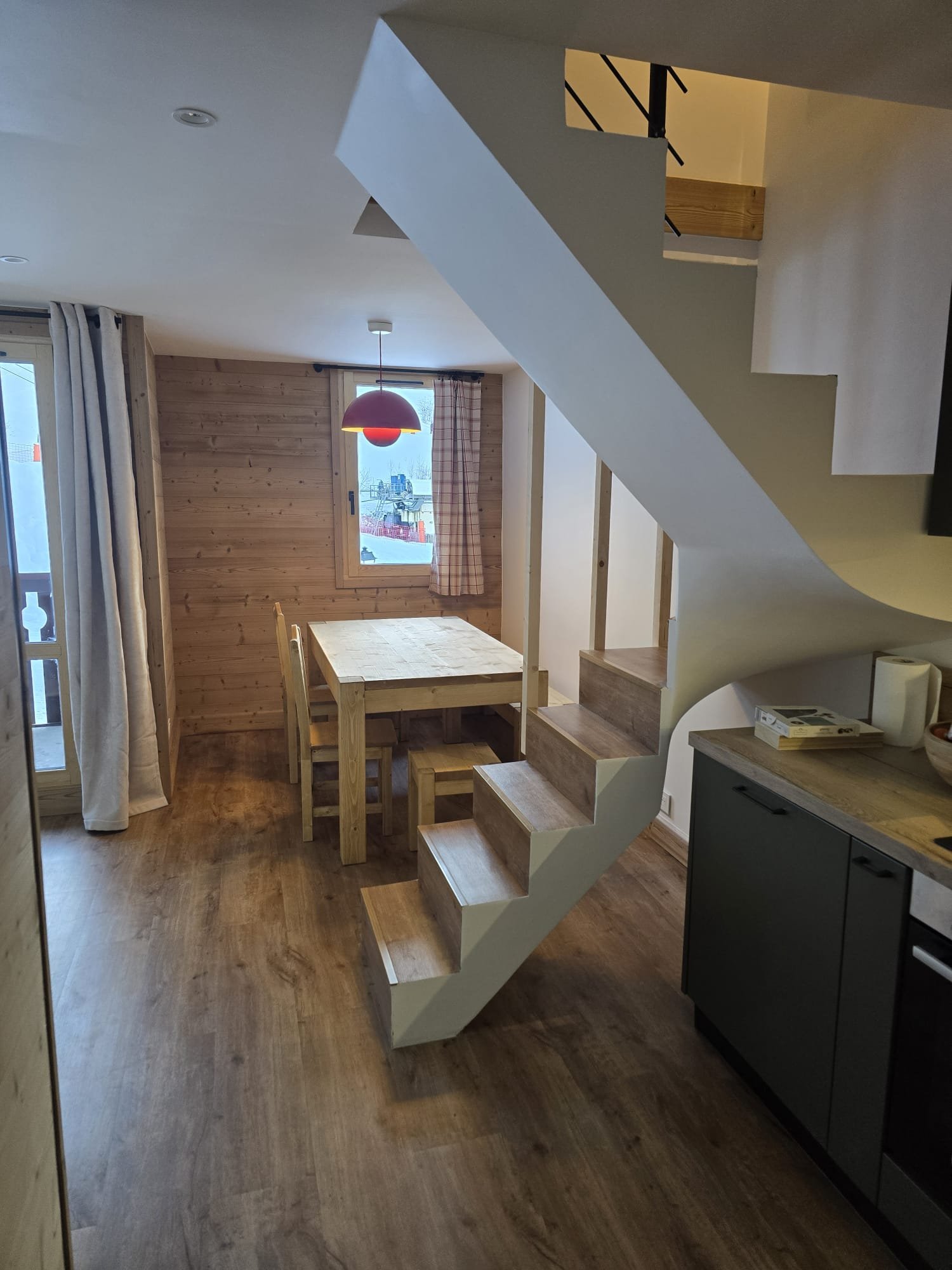 Vu de l'entrée avec la salle à manger et la cuisine ouverte à droite