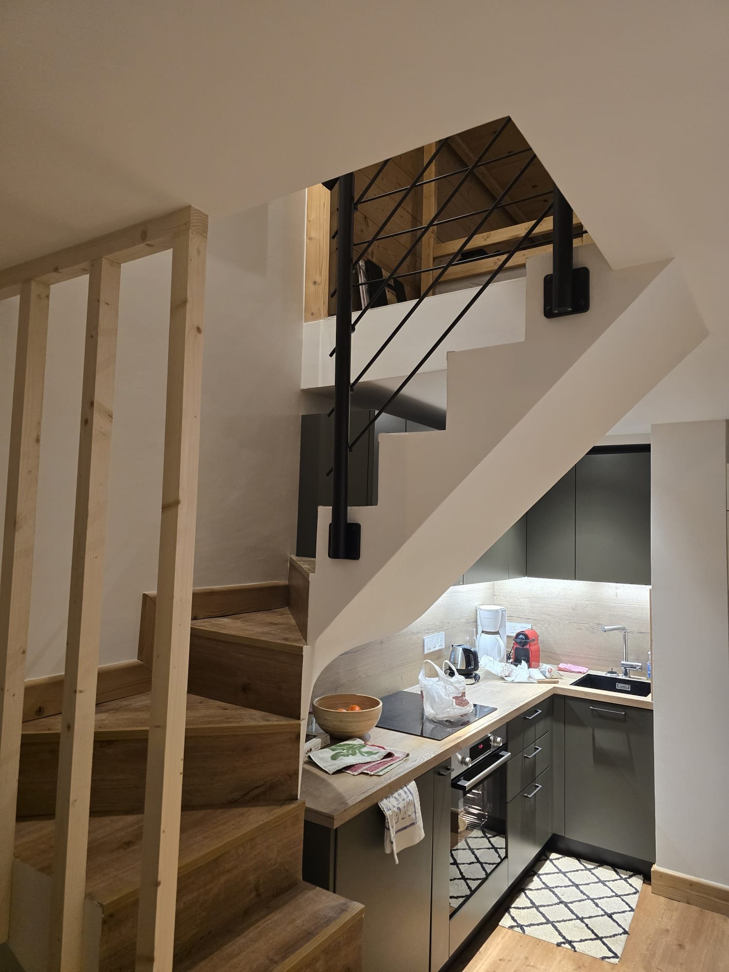 Escalier montant sur le 1er étage avec tous les couchages