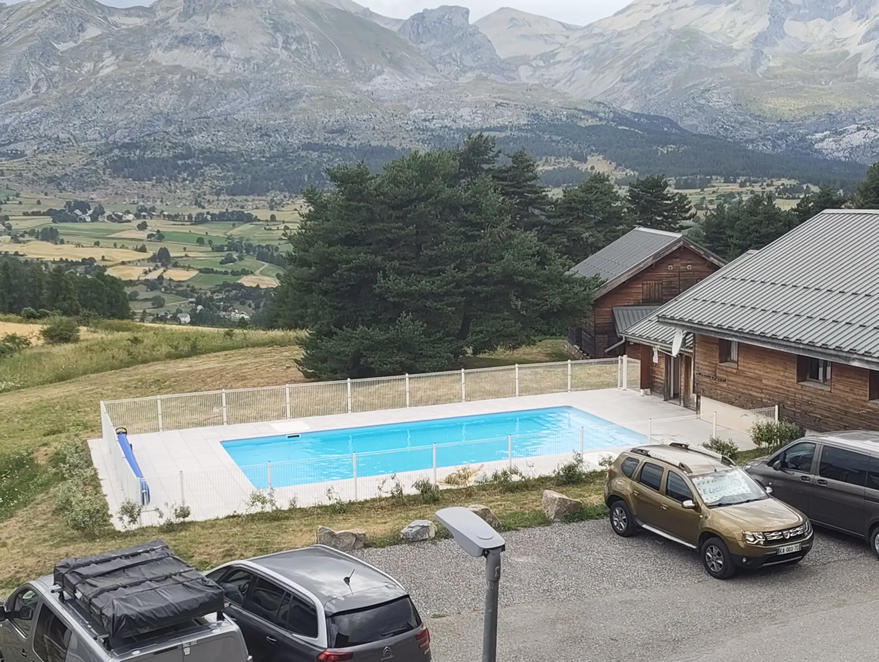 Piscine à disposition de fin juin à fin août. Après les longues balades, on se détend ;-)