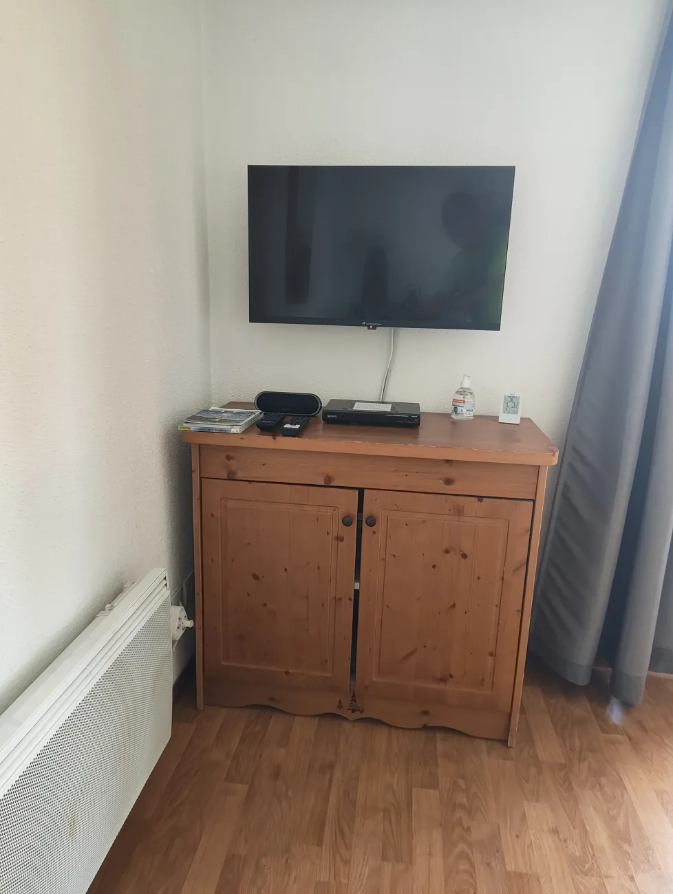tv smart, lecteur DVD, enceinte connectée et thermomètre. Des DVDs, livres et jeux sont disponibles dans le buffet.