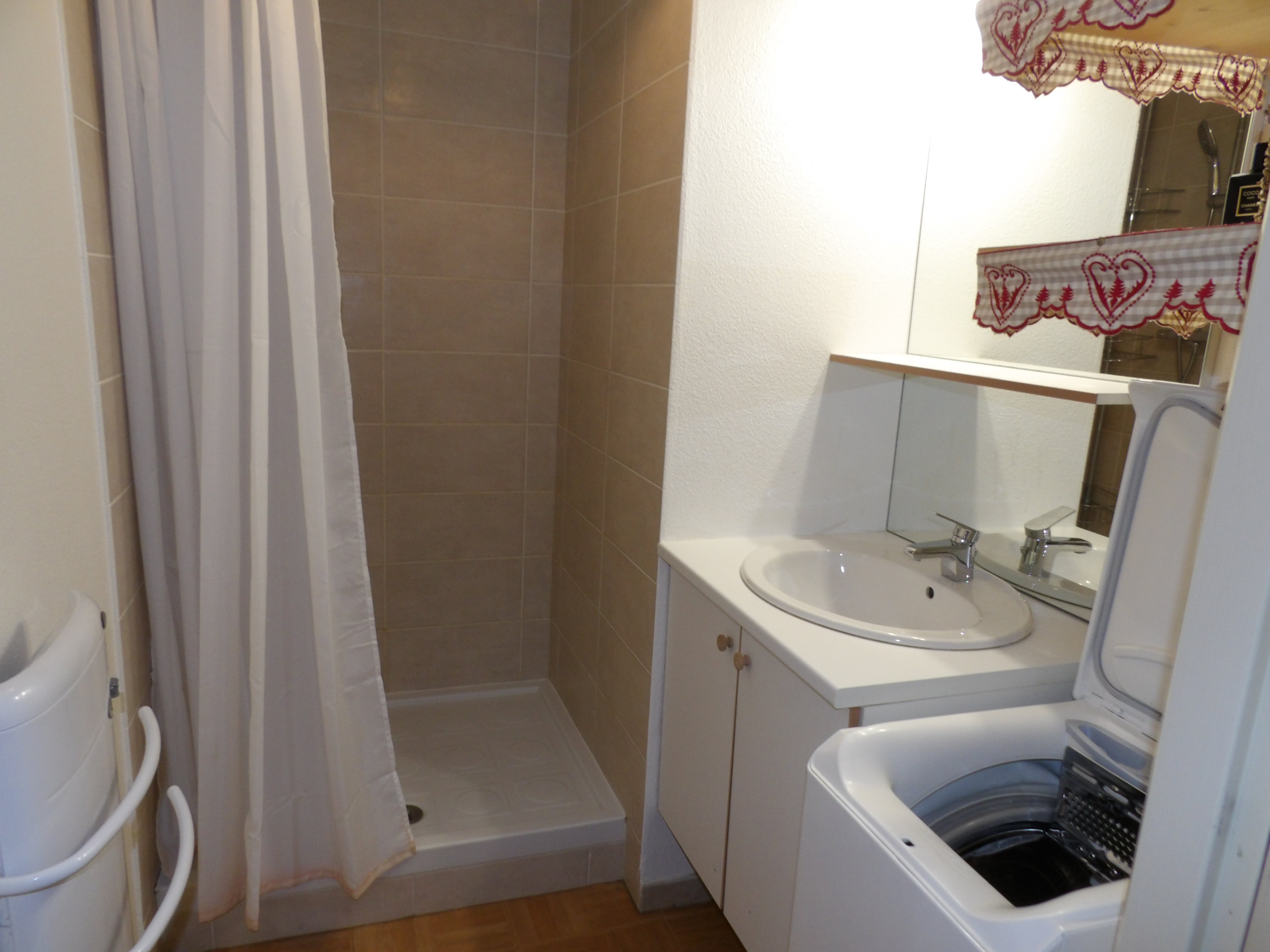 Salle d'eau avec machine à laver le linge.