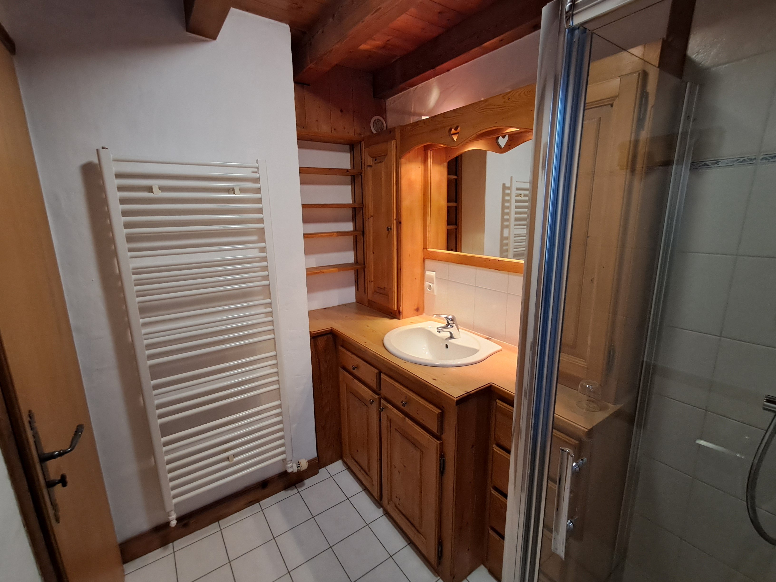 Salle de bain avec douche