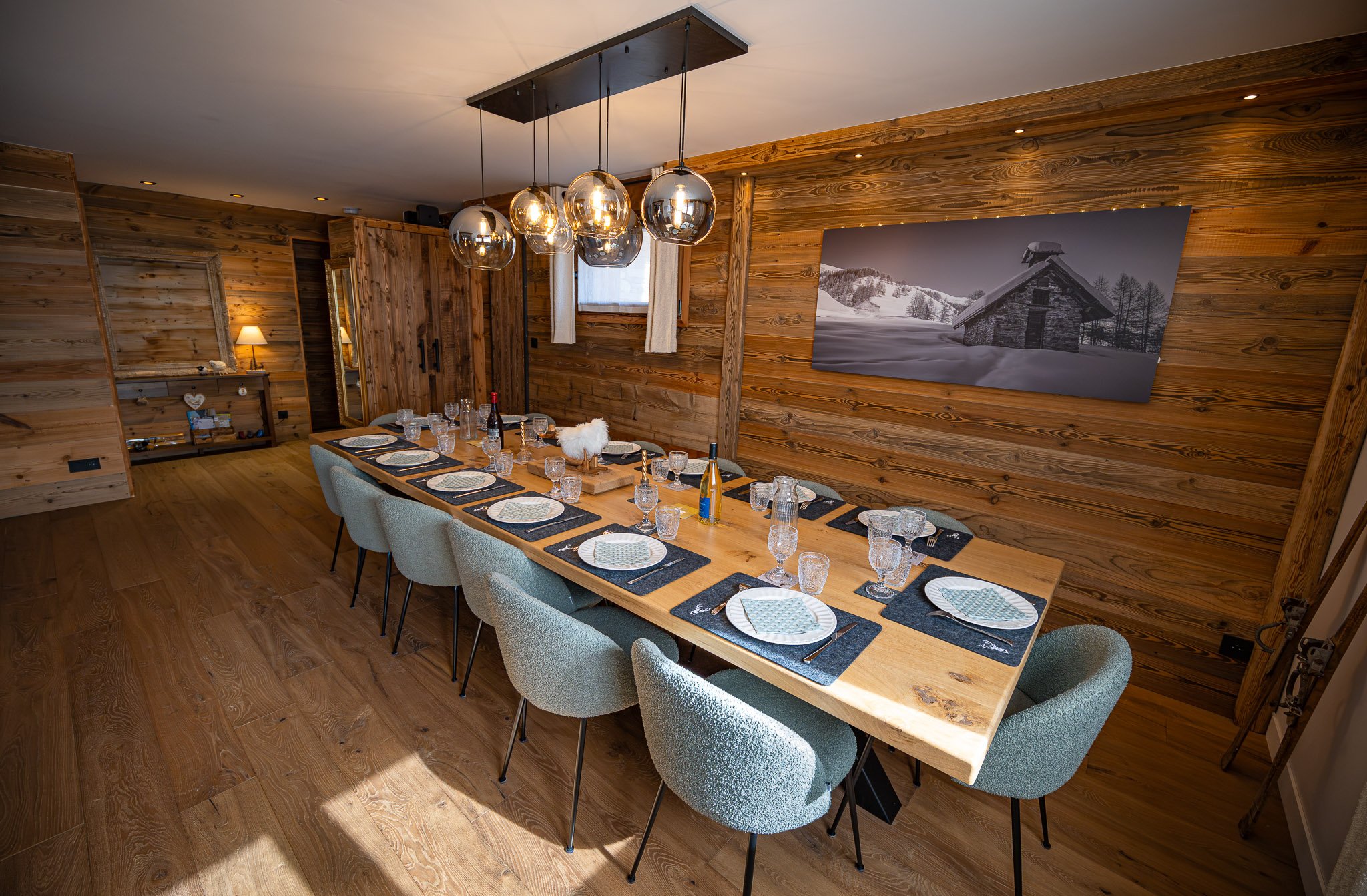 La salle à manger. Jusqu'à 15 convives autour de la table