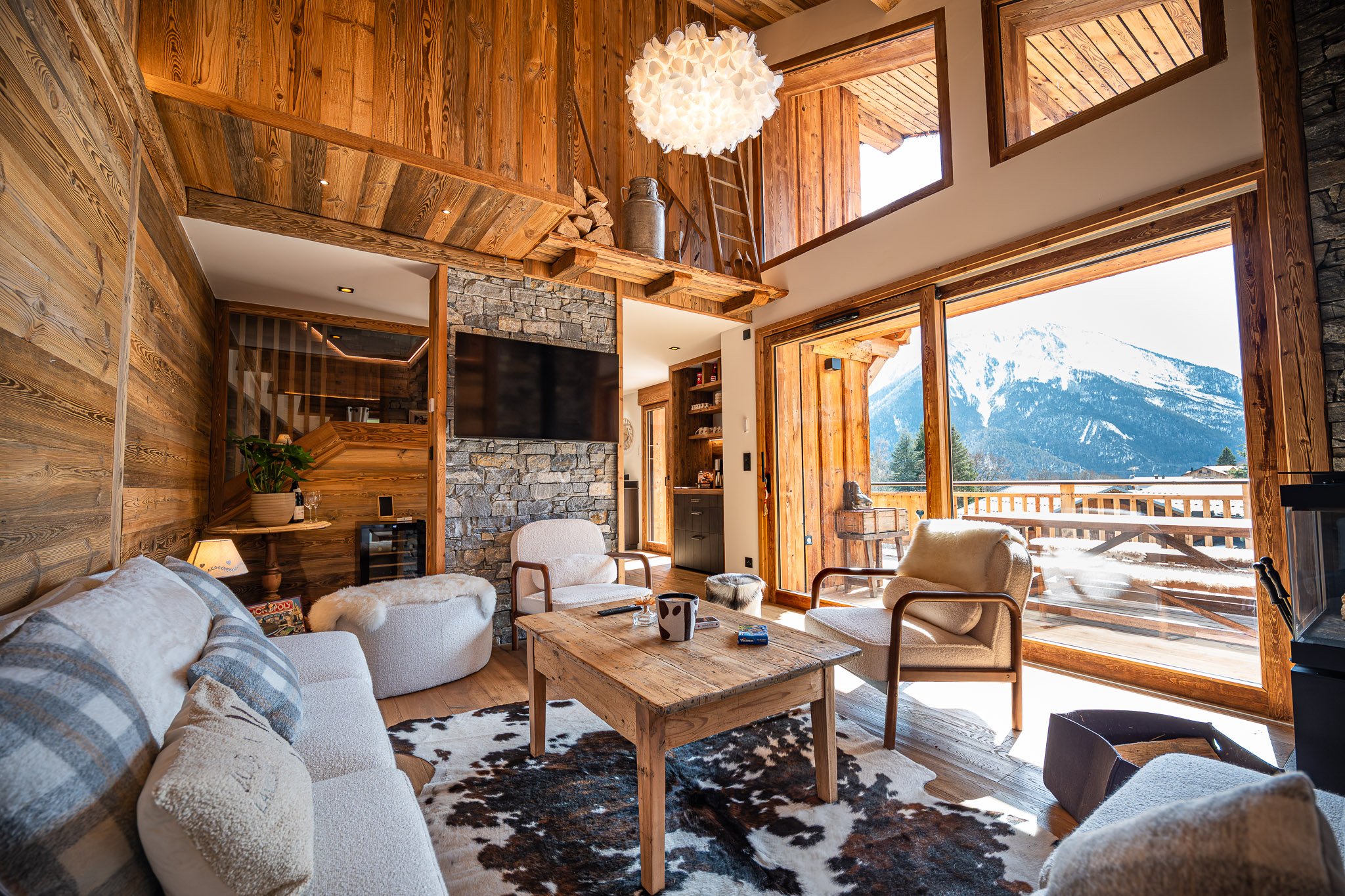 Le salon baigné de soleil, cheminée, TV connectée.