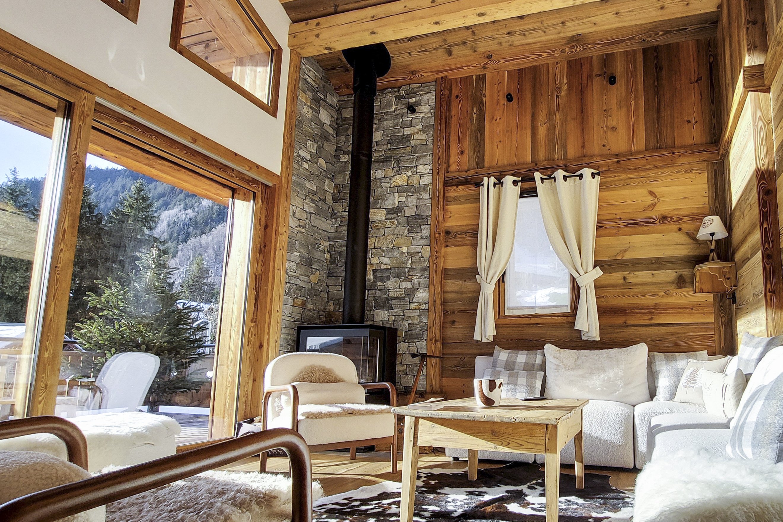 Le salon baigné de soleil, cheminée, TV connectée.