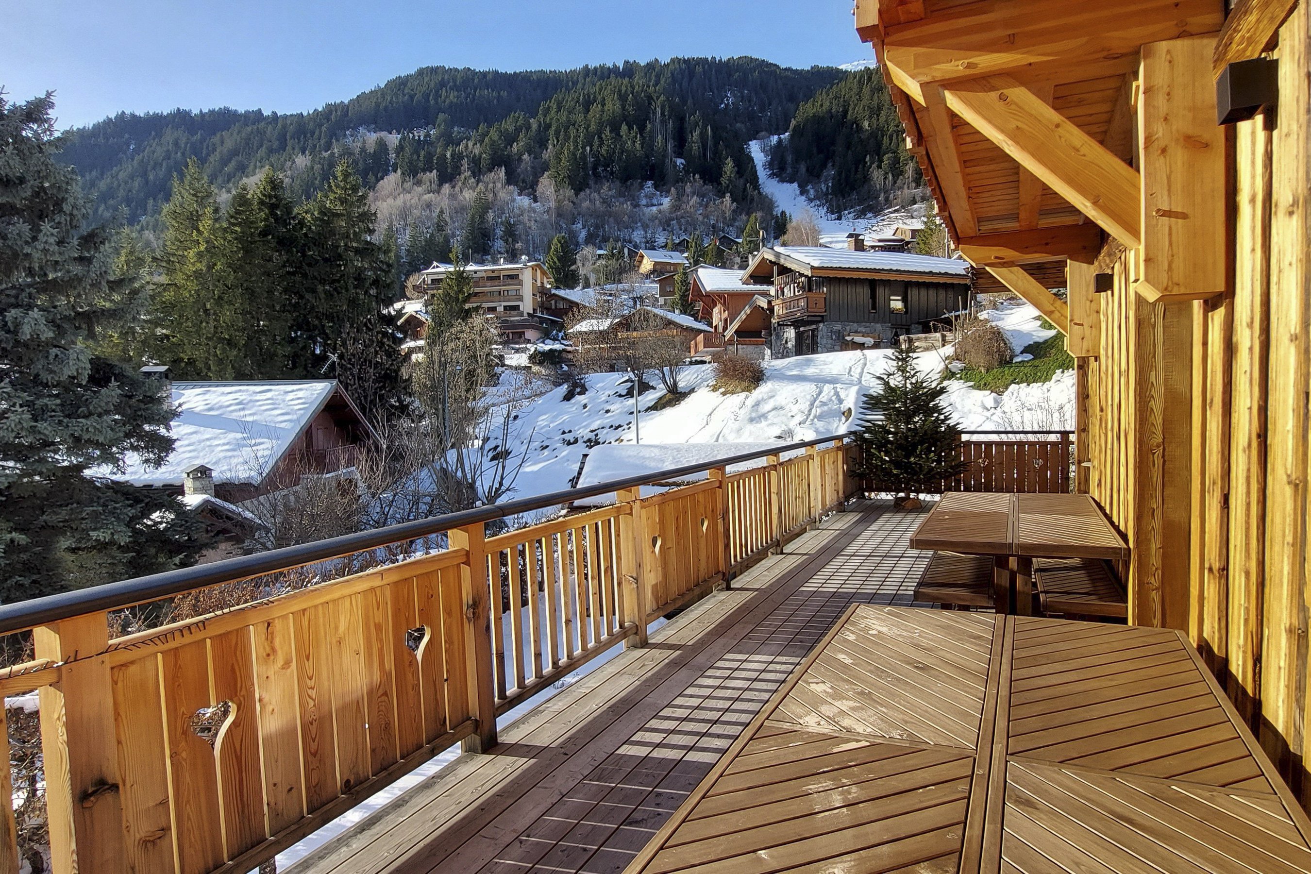 Eté comme hiver la terrasse du haut permet de prendre ses repas au soleil , jusqu'à 15 convives aisément.