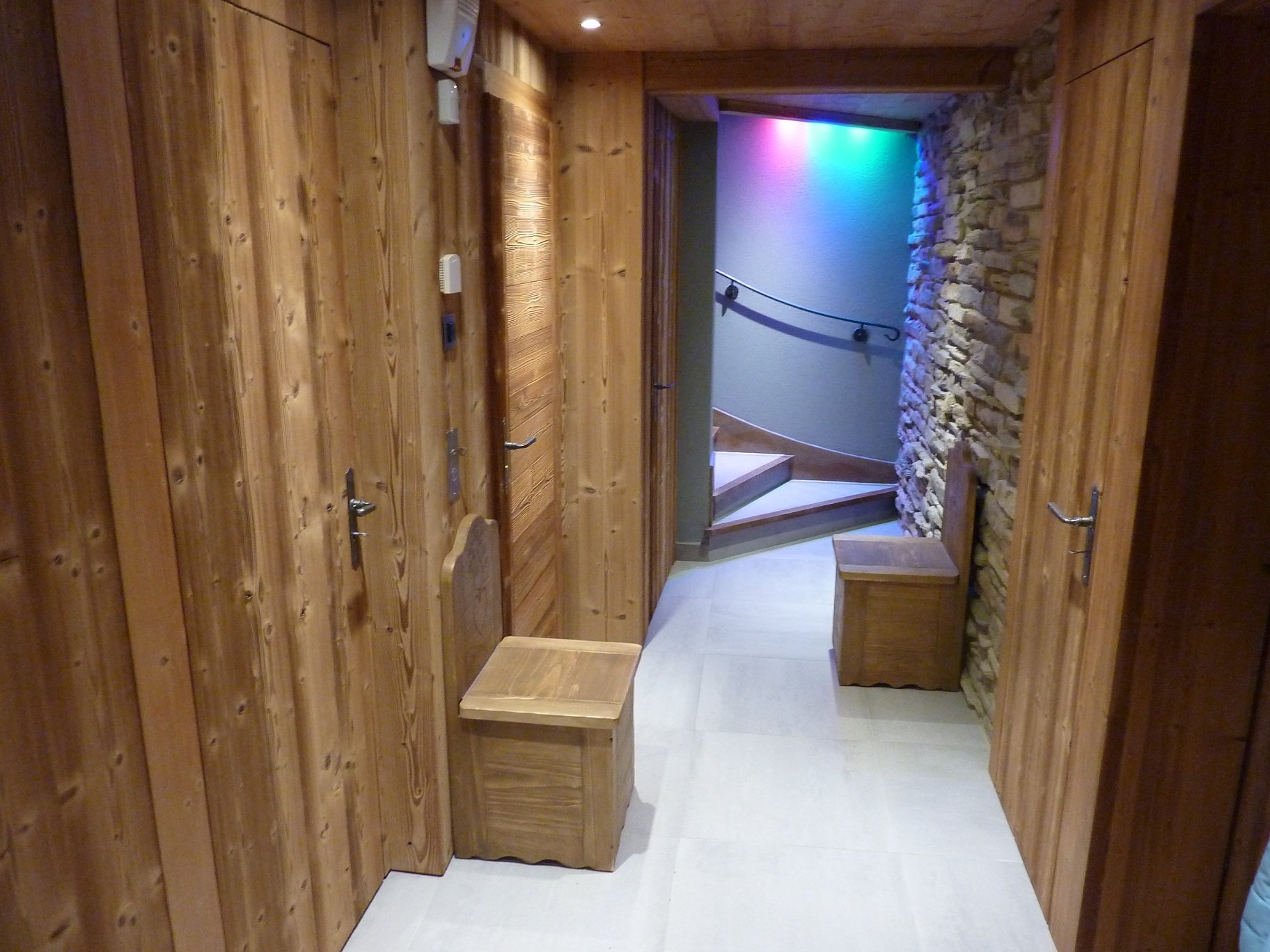 Hall d'entrée avec accès aux locaux techniques et à la chambre Marmotte 