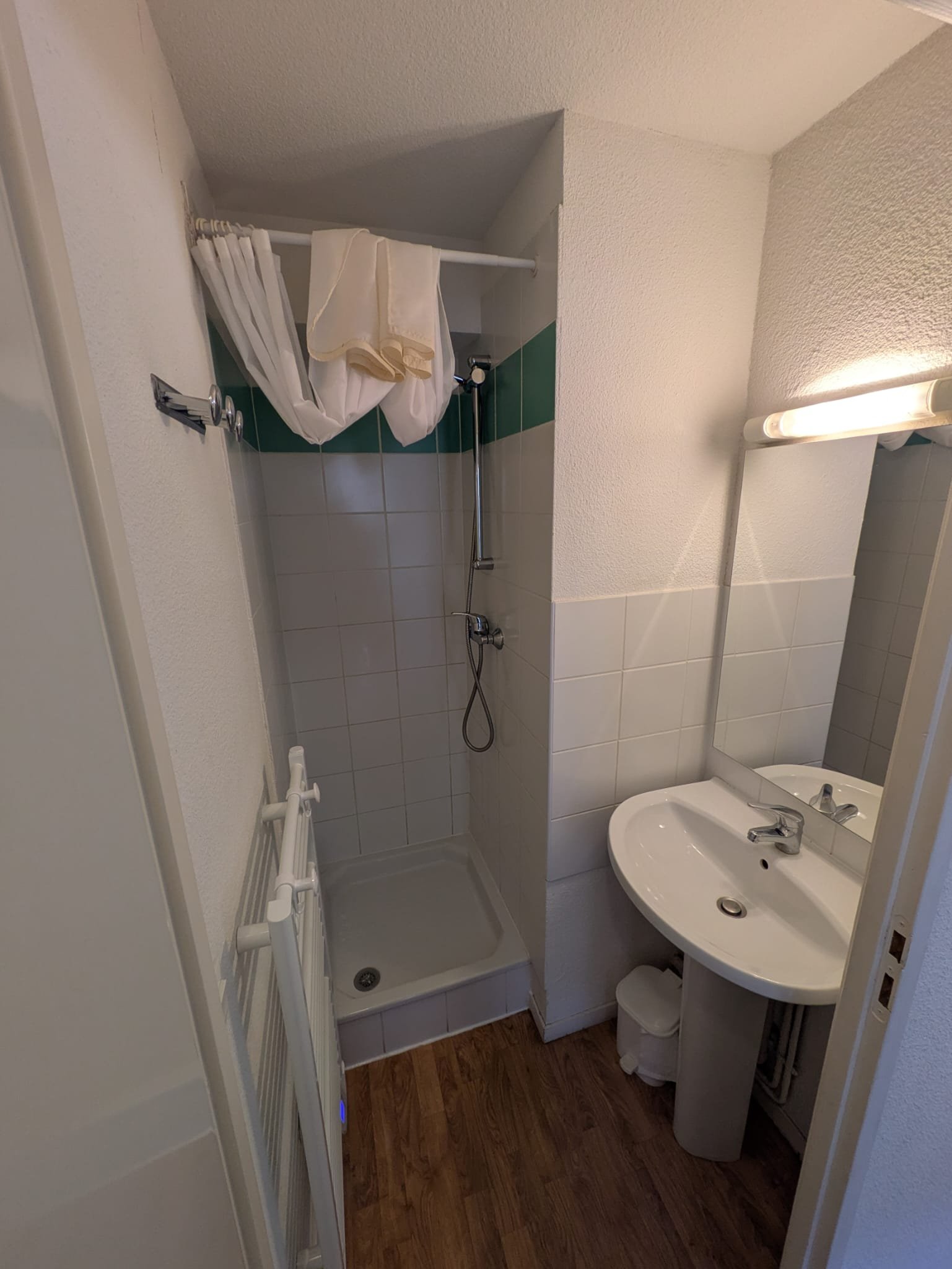 Salle de bain avec douche