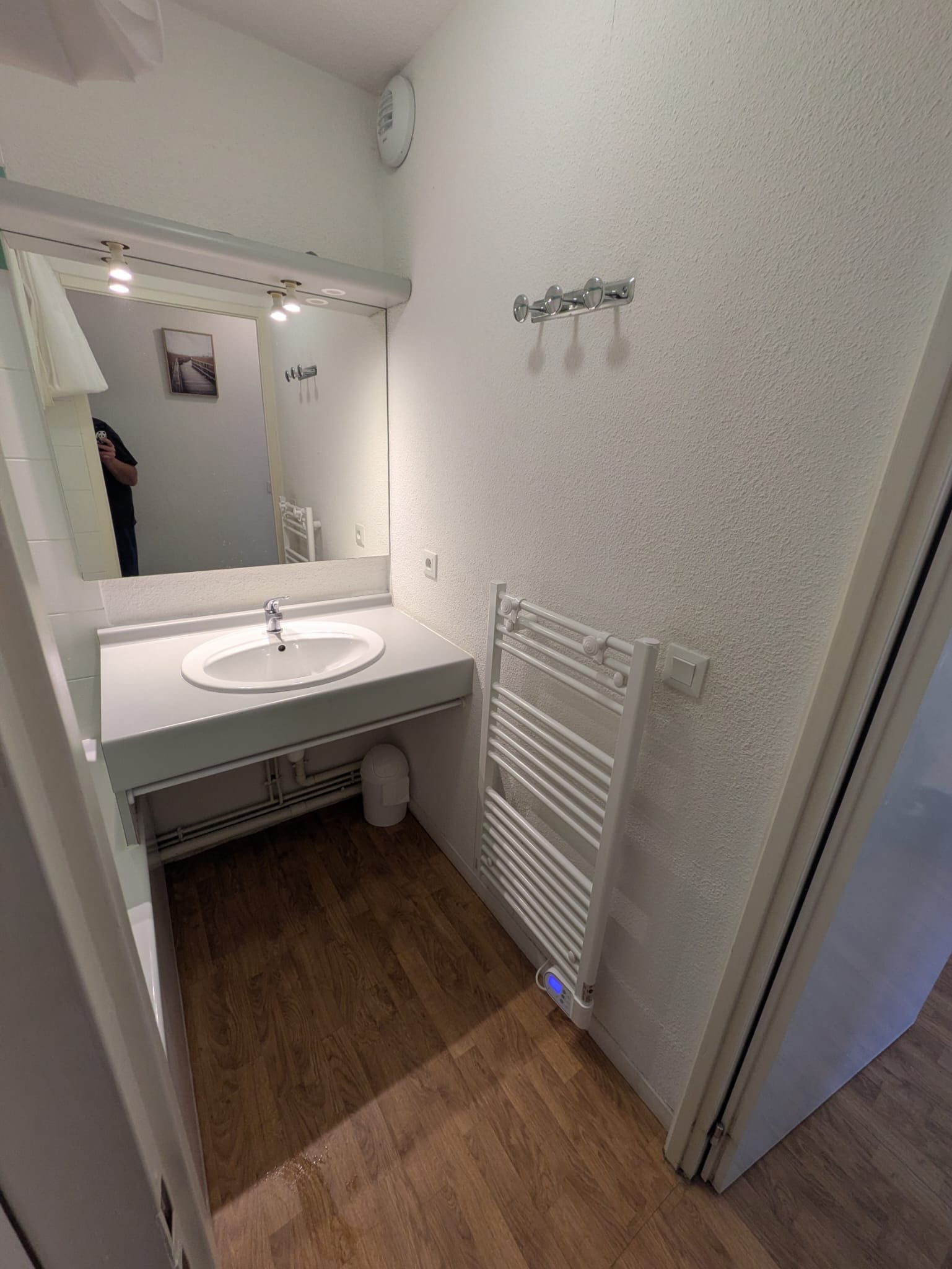 Salle de bain avec baignoire