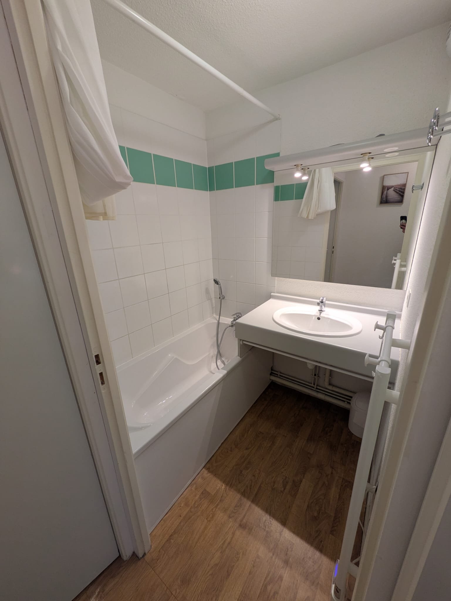 Salle de bain avec baignoire