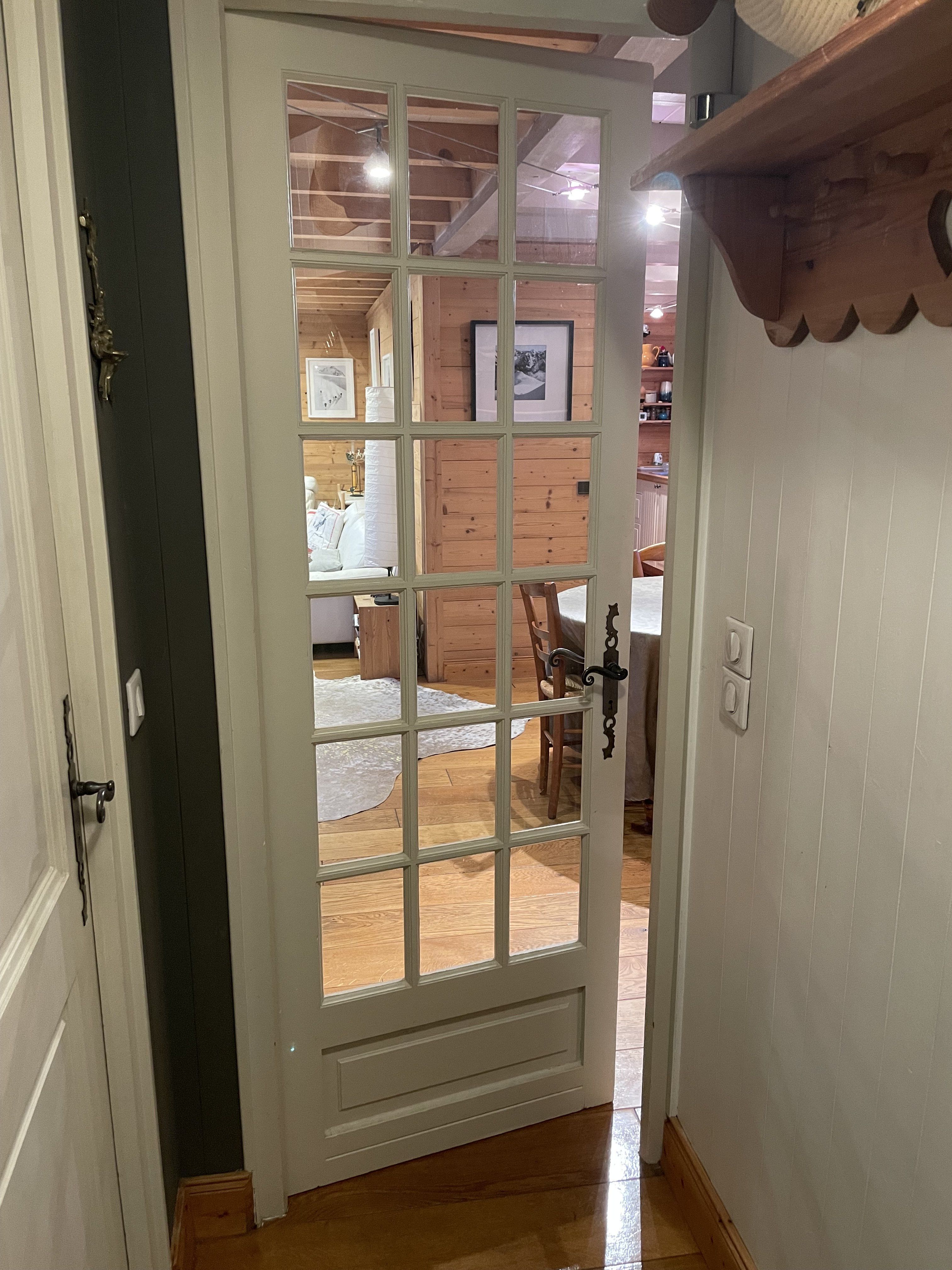 première porte après entrée principale