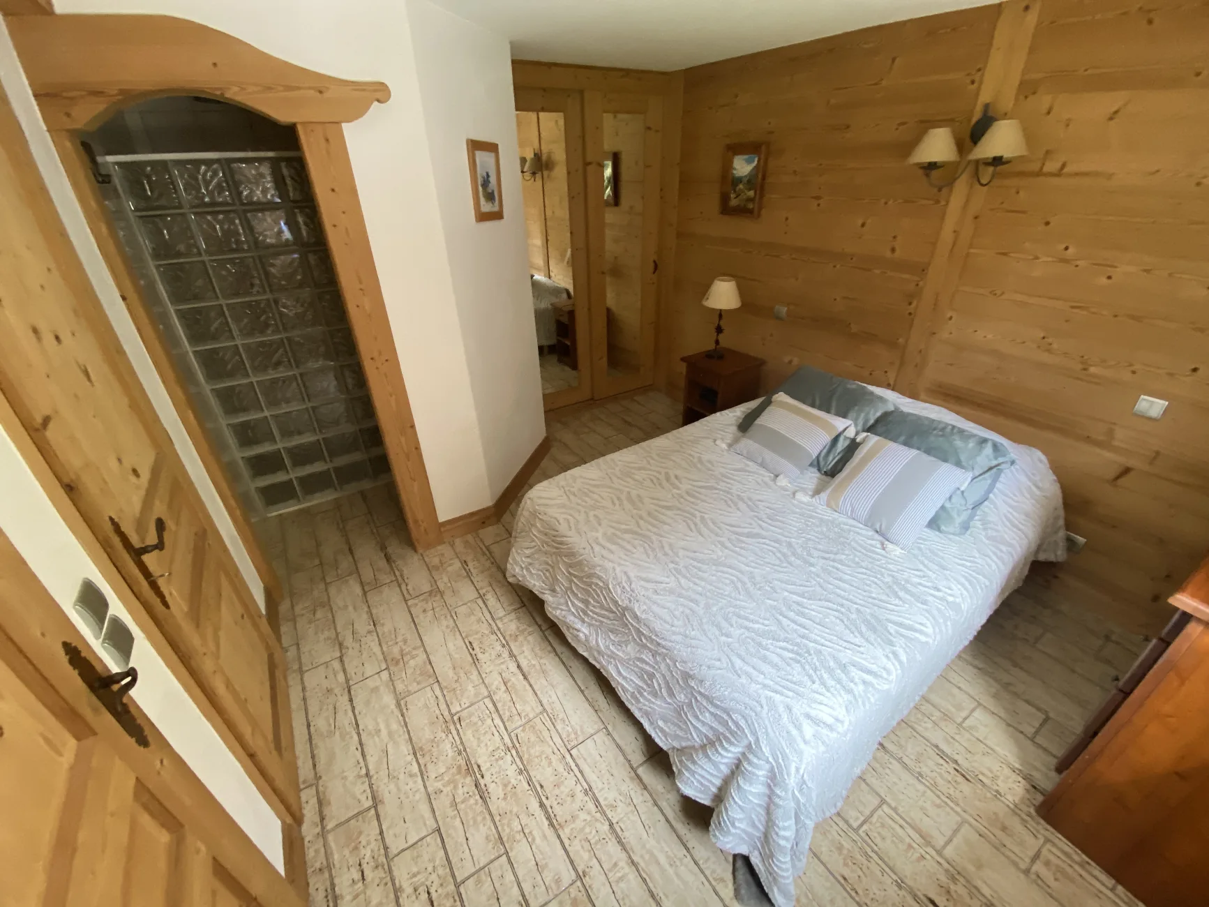 chambre rdc avec sdb et wc privatif
