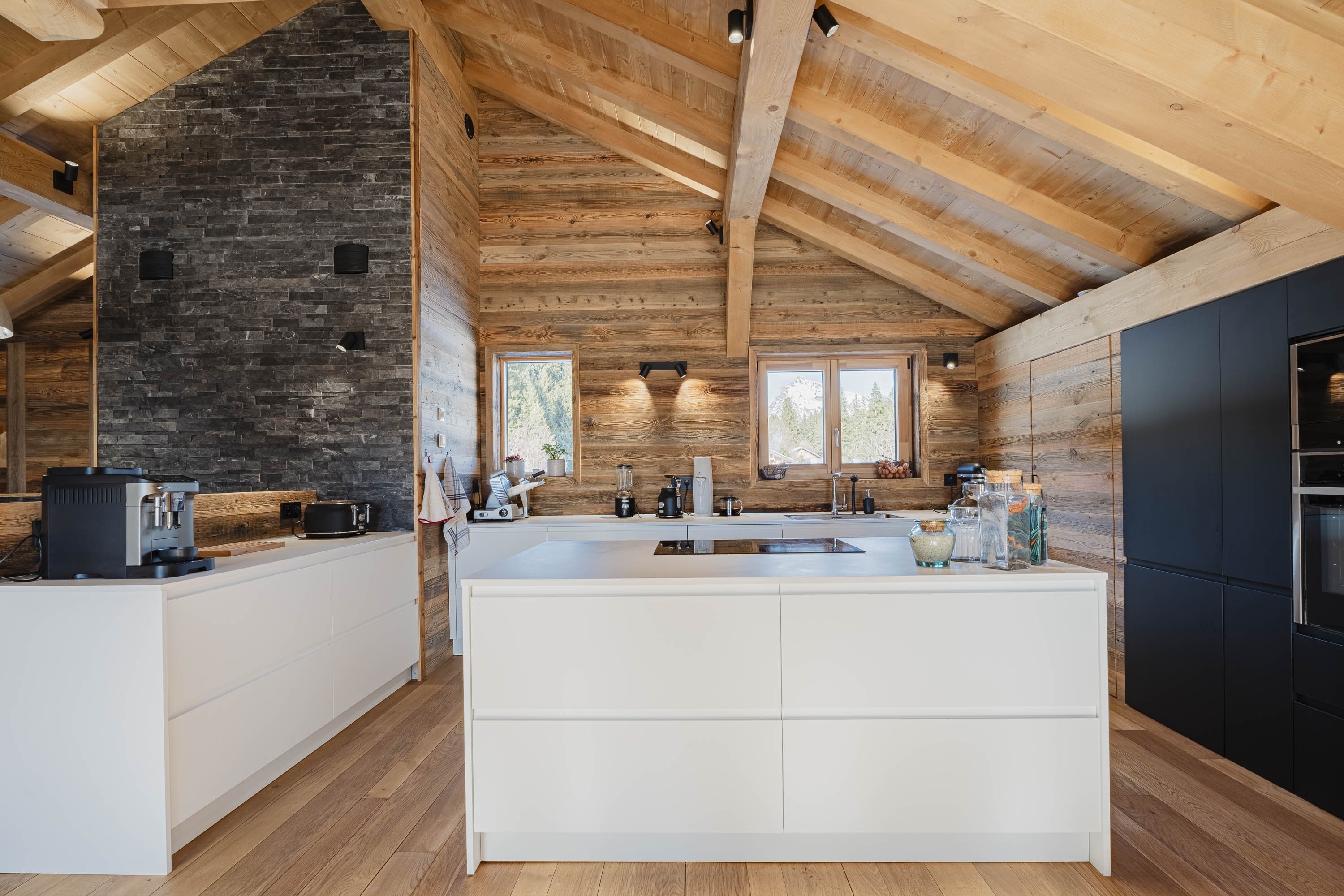 Cuisine moderne équipée - espace déjeuner