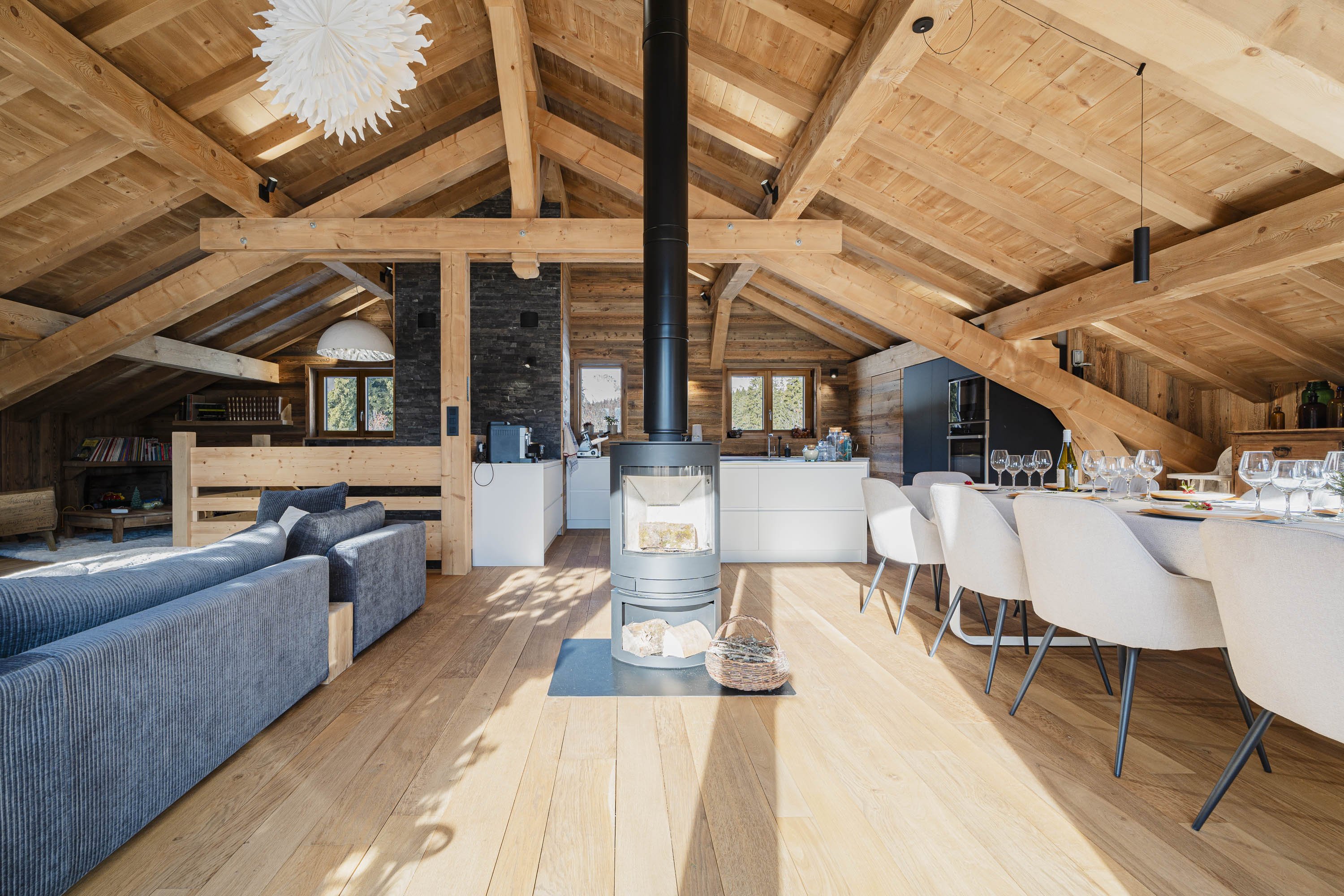 Grande pièce a vivre , ambiance chalet vieux bois et poêle central
