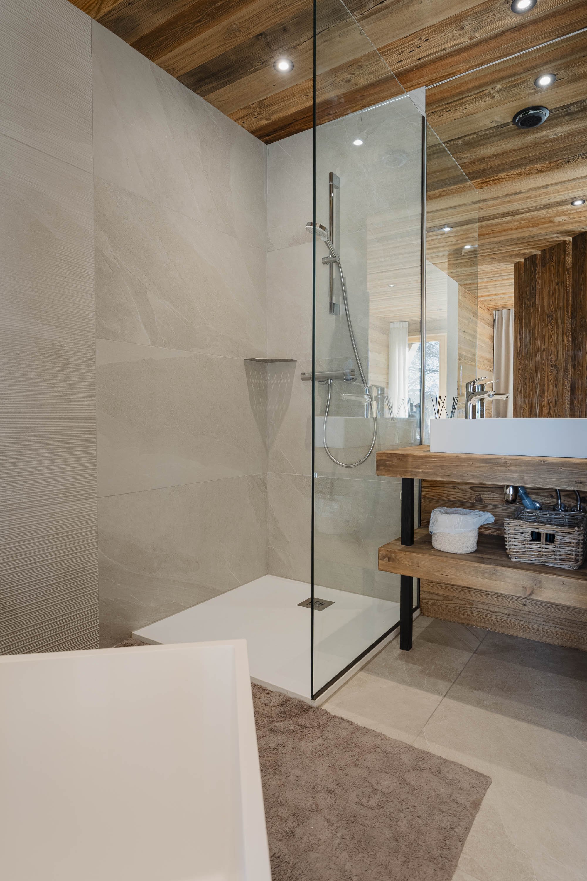 Salle de bain luxueuses avec linge de toilette fourni
