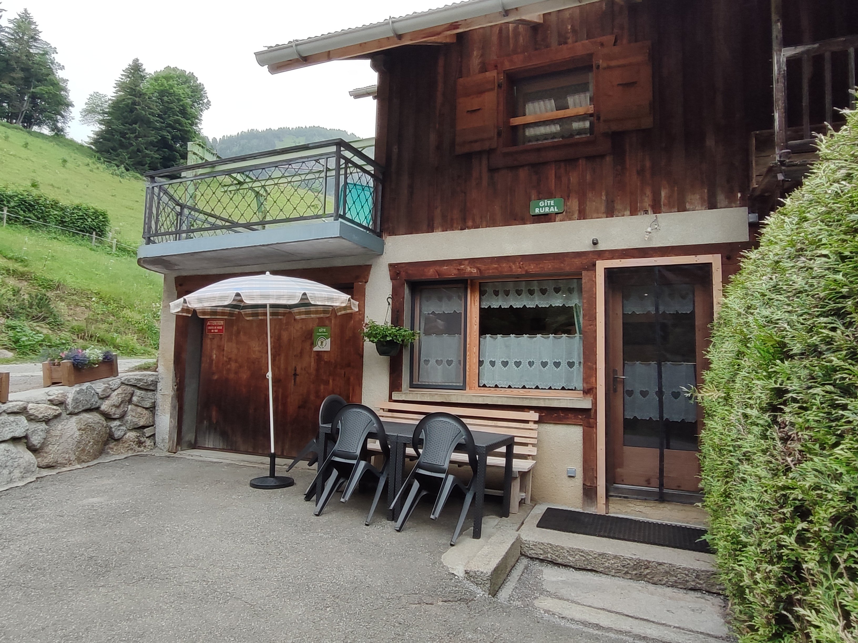 Le devant du gîte, face ouest avec le garage.et salon de jardin 