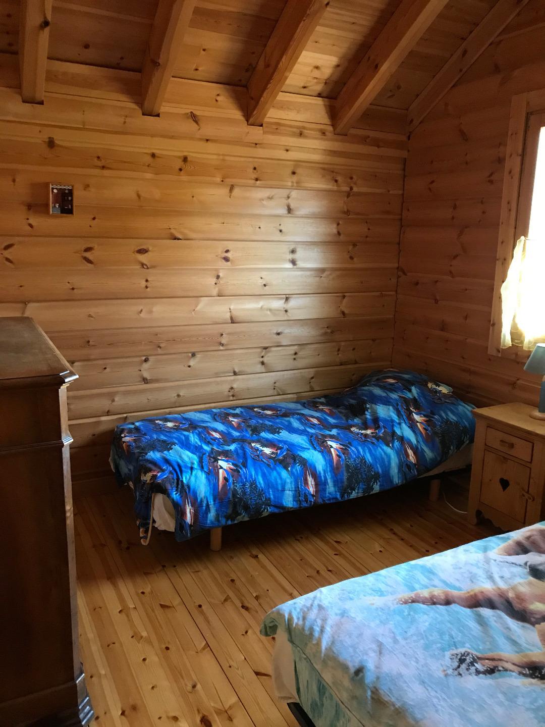 La chambre du bas, deux lits simples.