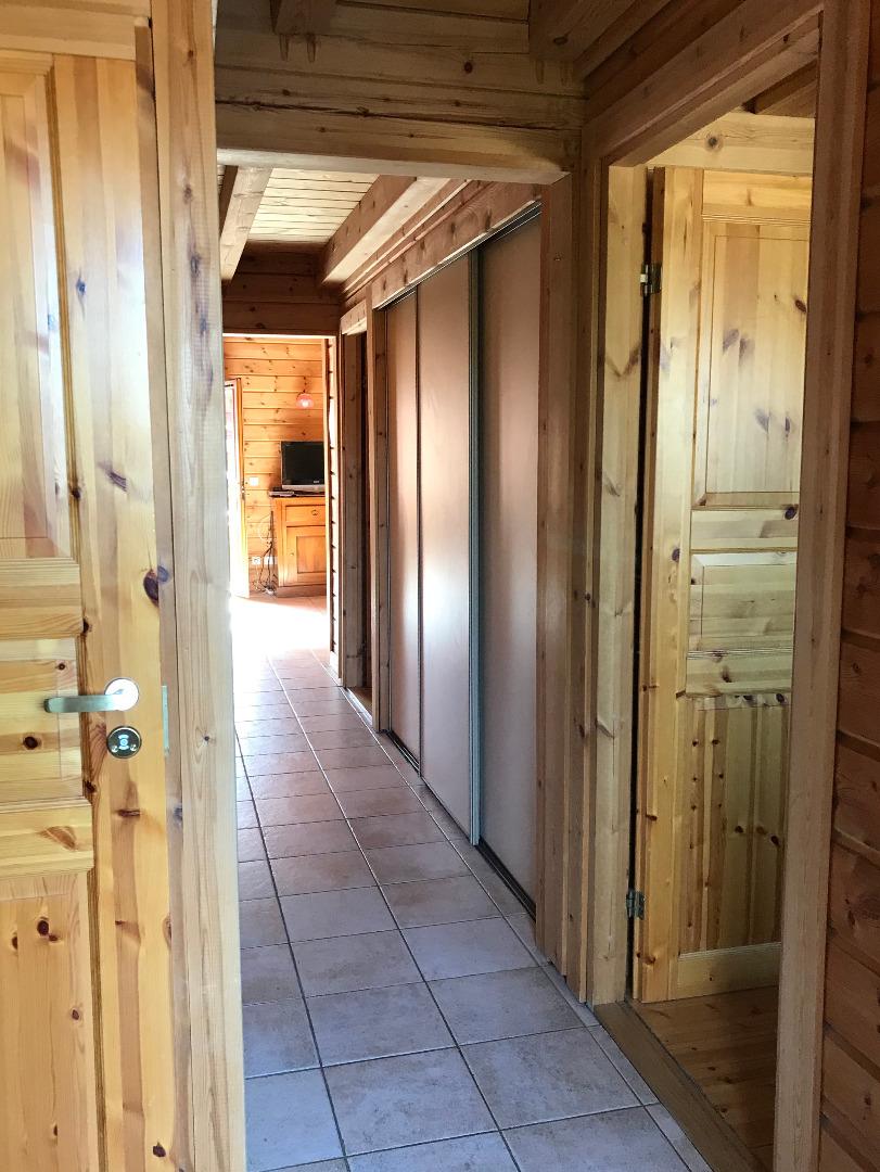 L'entrée, sur la gauche les toilettes, à droite la première chambre et dans le couloir la salle de bain ainsi que des placards de rangements et des jeux de société.