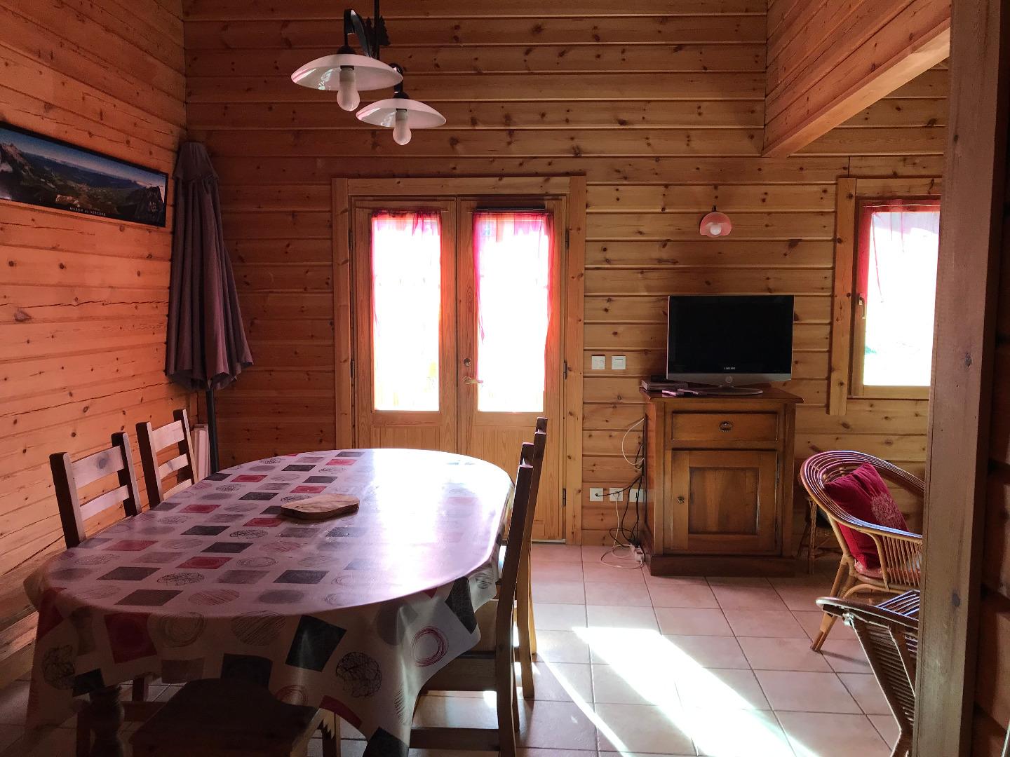 La partie salle à manger de la pièce de vie, la porte fenêtre donne sur le balcon, exposé sud.