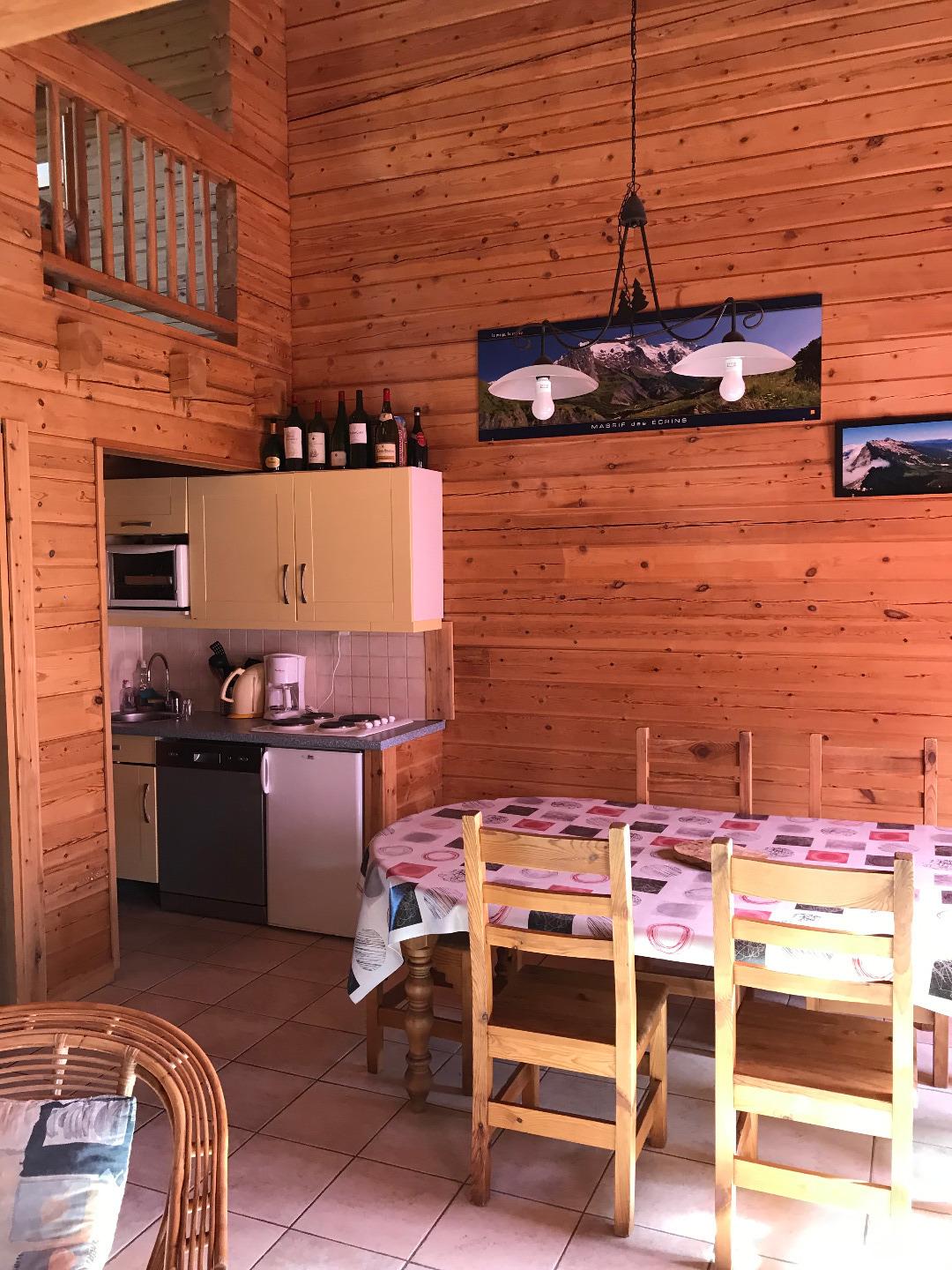 La cuisine! Elle n'est pas Schmitt mais tout de même équipée d'un four, d'un four à micro-onde, d'une cafetière à dosette, d'une autre à café moulu, d'une bouilloire, d'un lave vaisselle, de 4 plaques électriques et d'un frigo+congélateur.