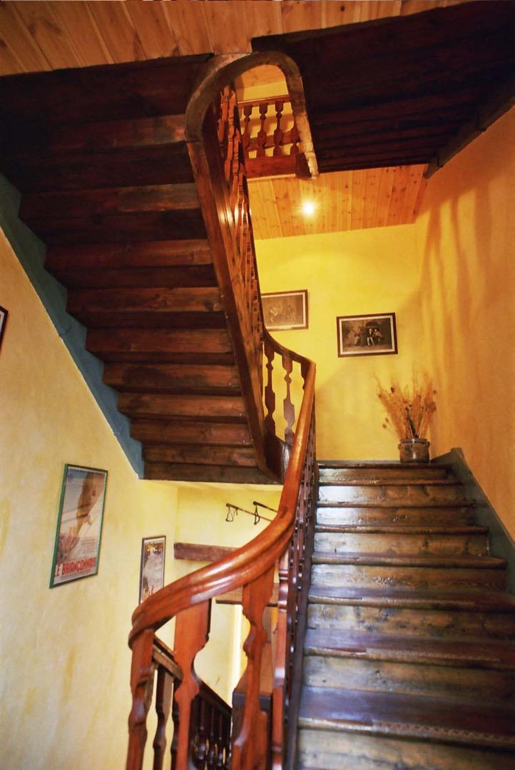Escalier central pour l'accès aux chambres
