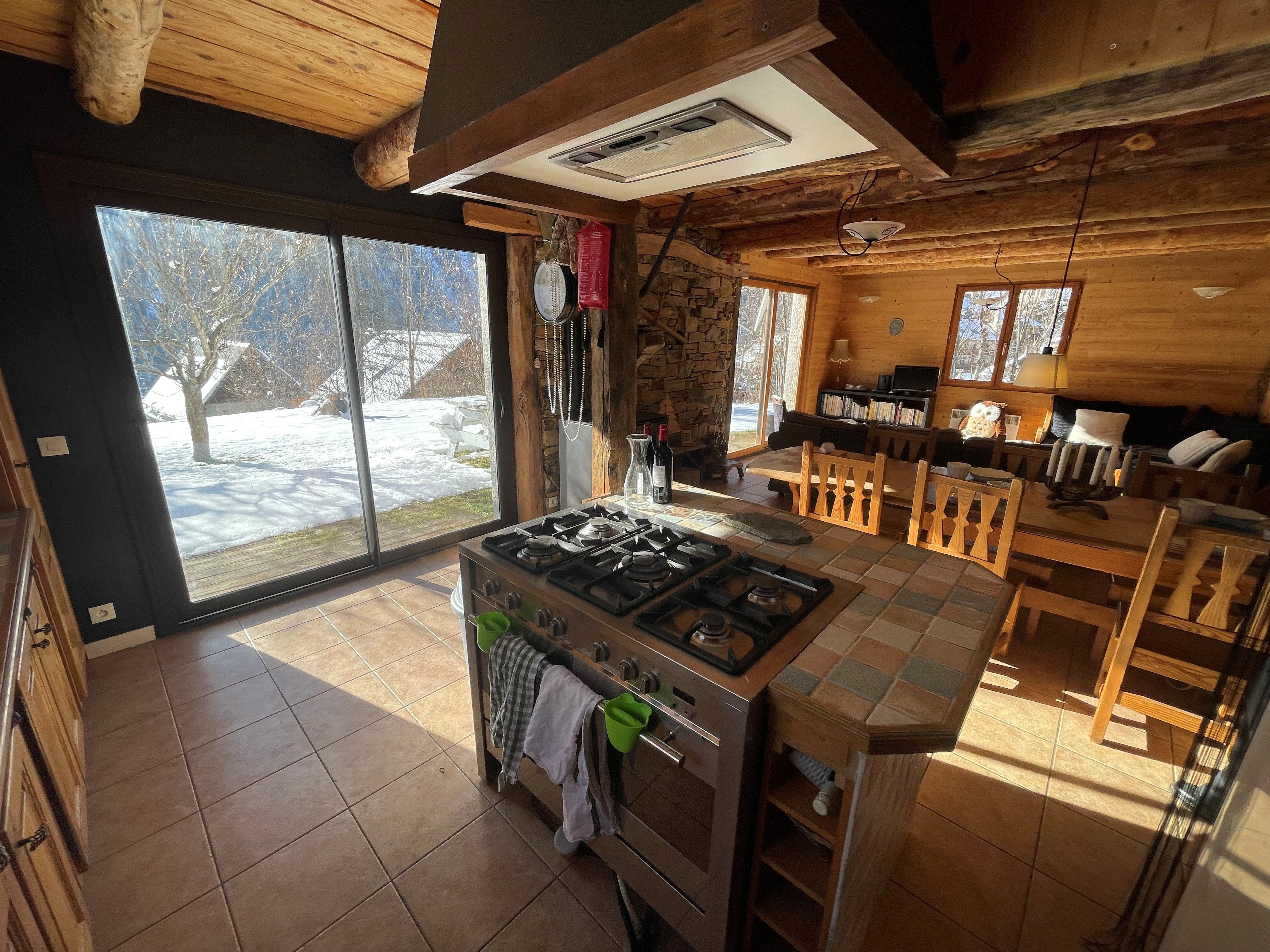 La cuisine, qui donne directement sur la terrasse et sur la pièce à vivre