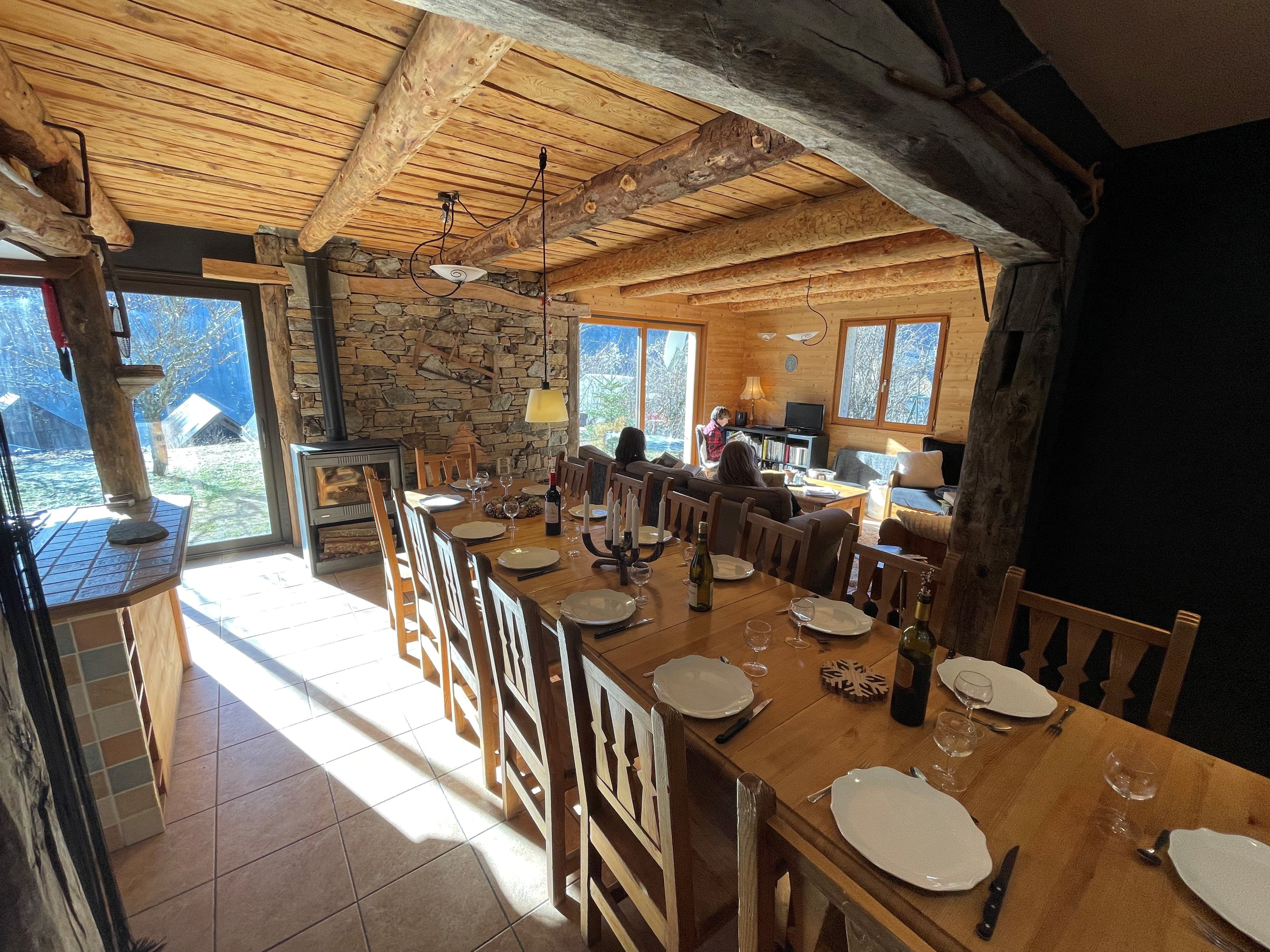 Une grande table à manger pour 14 personnes et plus