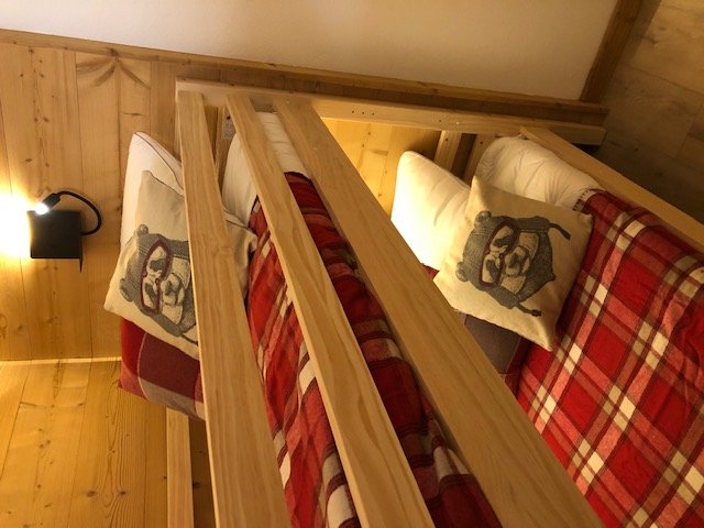 LITS SUPERPOSES CHAMBRE FERMEE