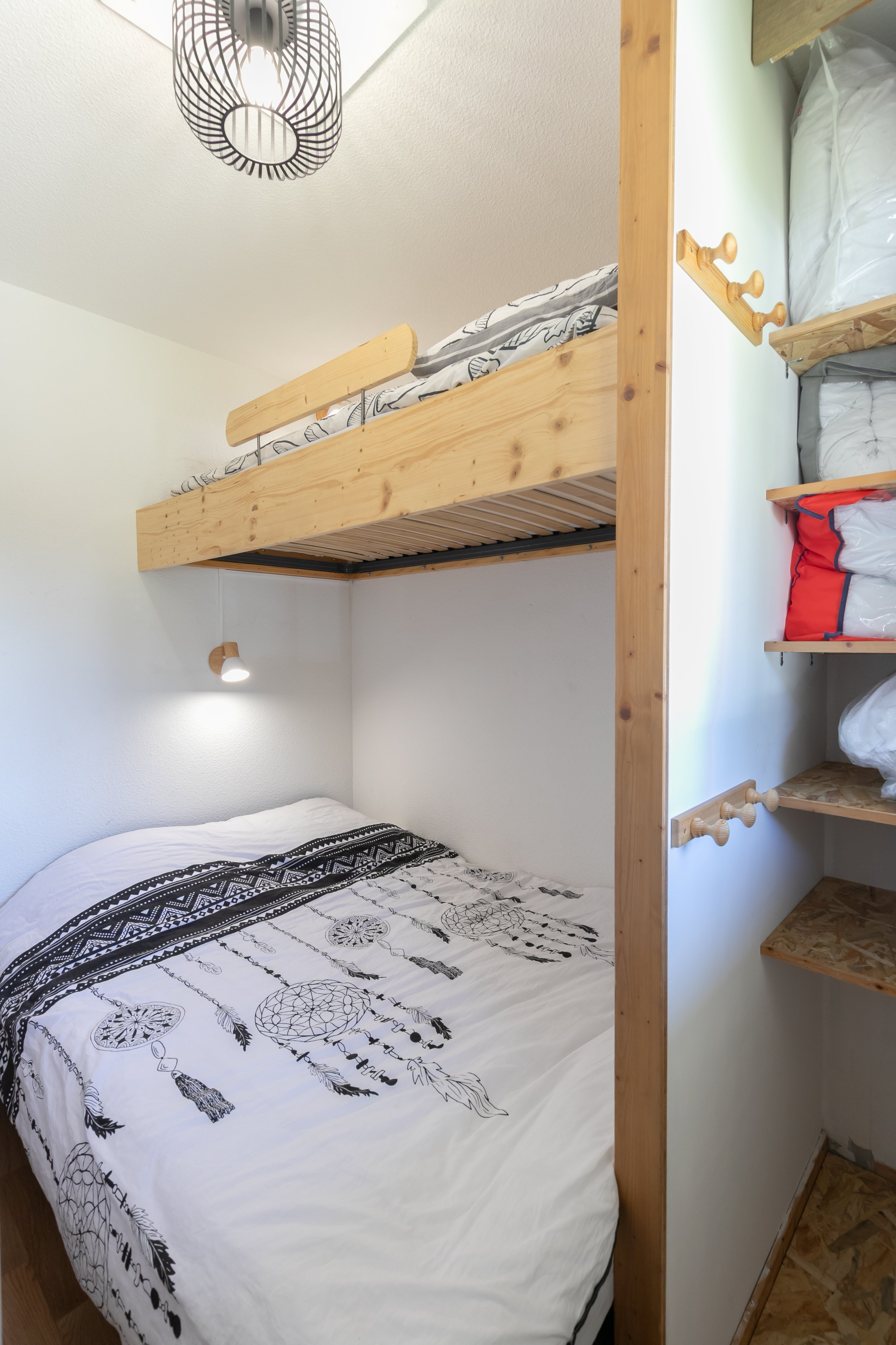 chambre avec 3 couchages : 1 vrai matelas 140 x 190 cm et 1 lit simple 90x190 cm + rangements
