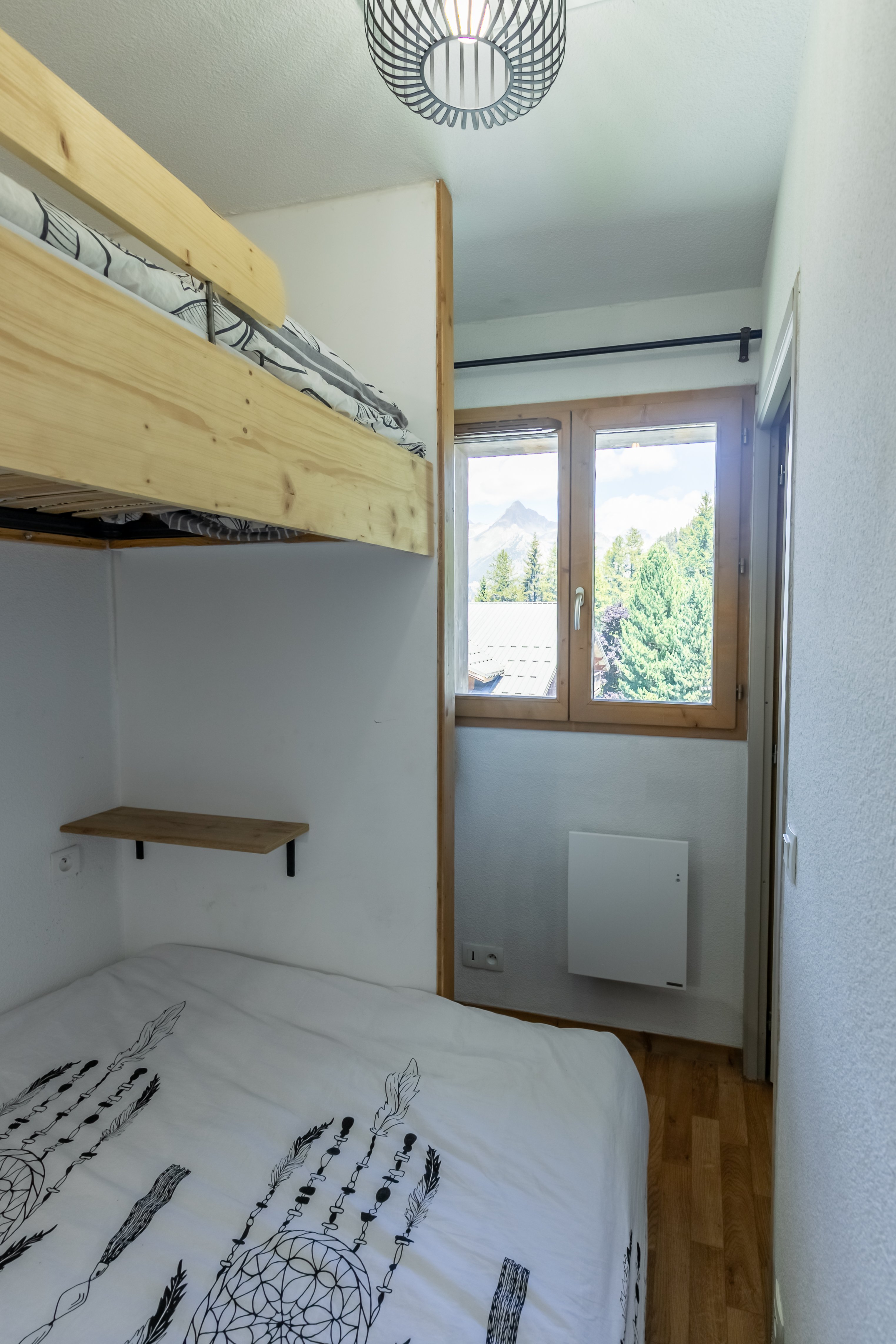 fenêtre avec rideau occultant et radiateur dans la chambre