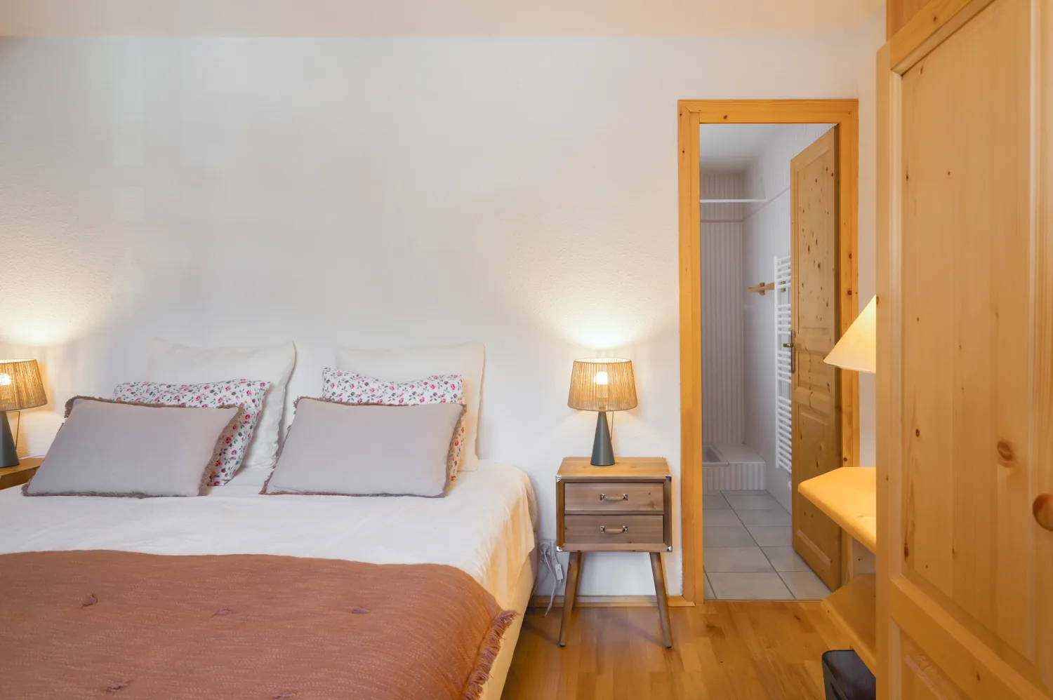 Chambre 1 : lit double en 180 et salle de bain privative
