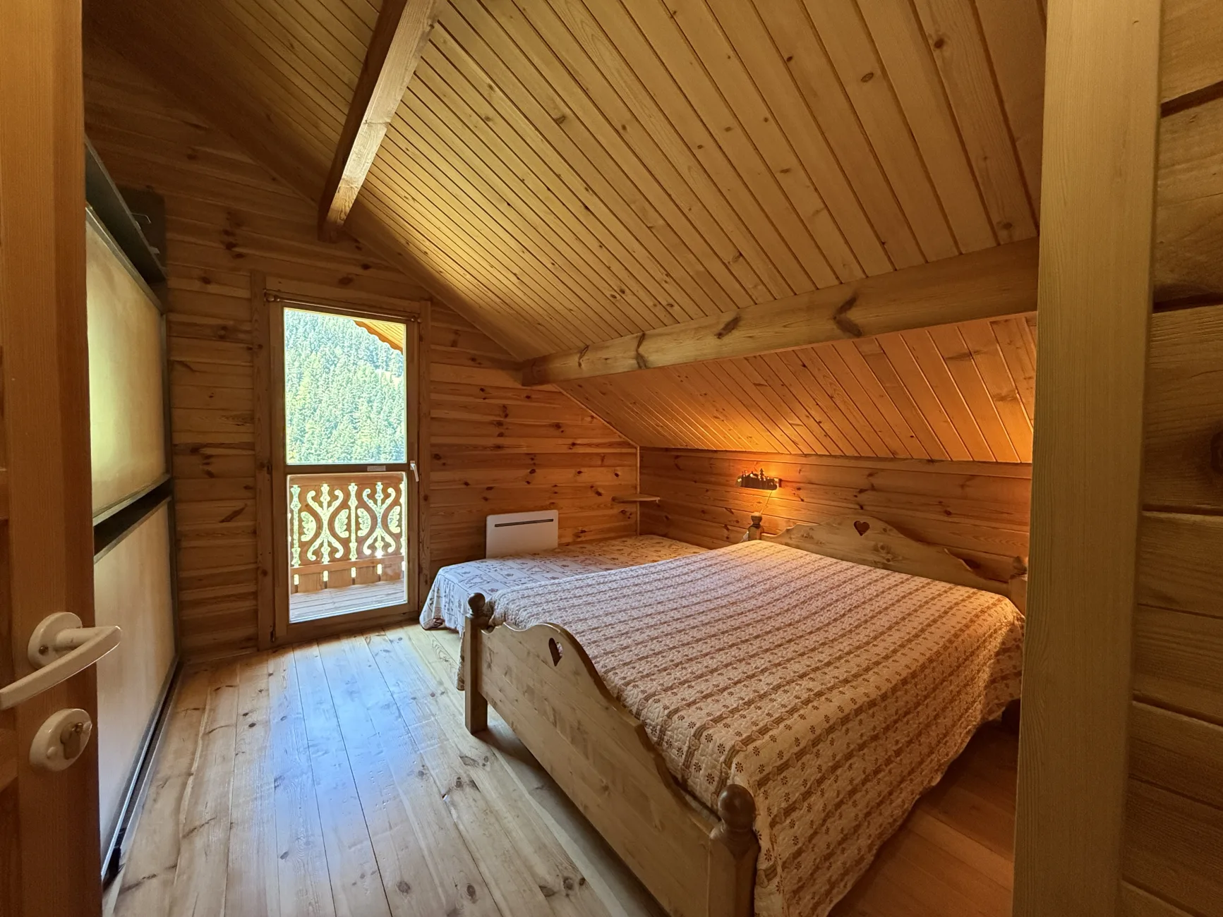 Chambre 1 
- 1 lit double
- 1 lit simple
- 2 lits superposés escamotables