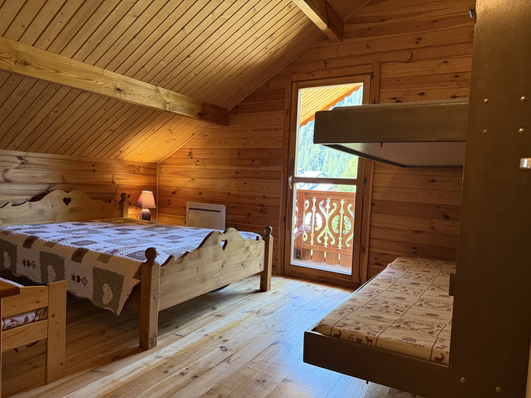 Chambre 2
- 1 lit double
- 1 lit simple
- 2 lits superposés escamotables