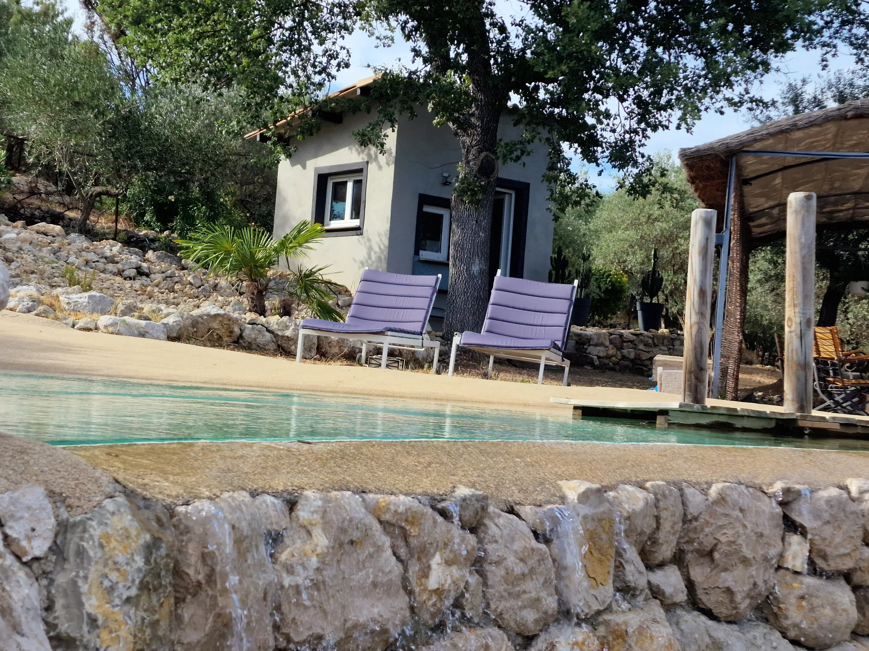 La cuisine d'été face à la tonnelle et la piscine