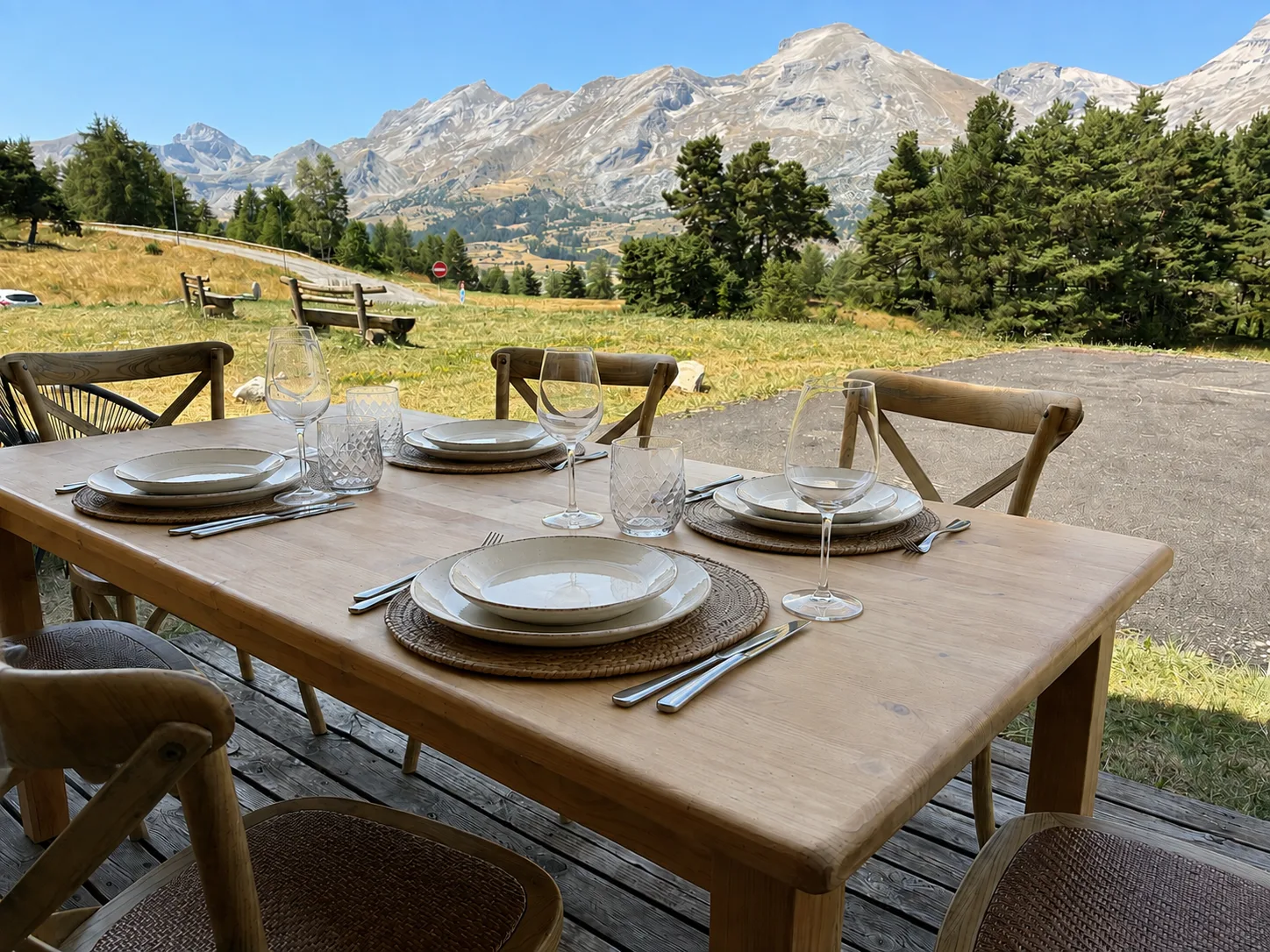 Une terrasse face aux montagnes, un cadre unique pour des moments inoubliables…
Installez-vous, respirez, savourez…
Ici, chaque instant a un goût de liberté.